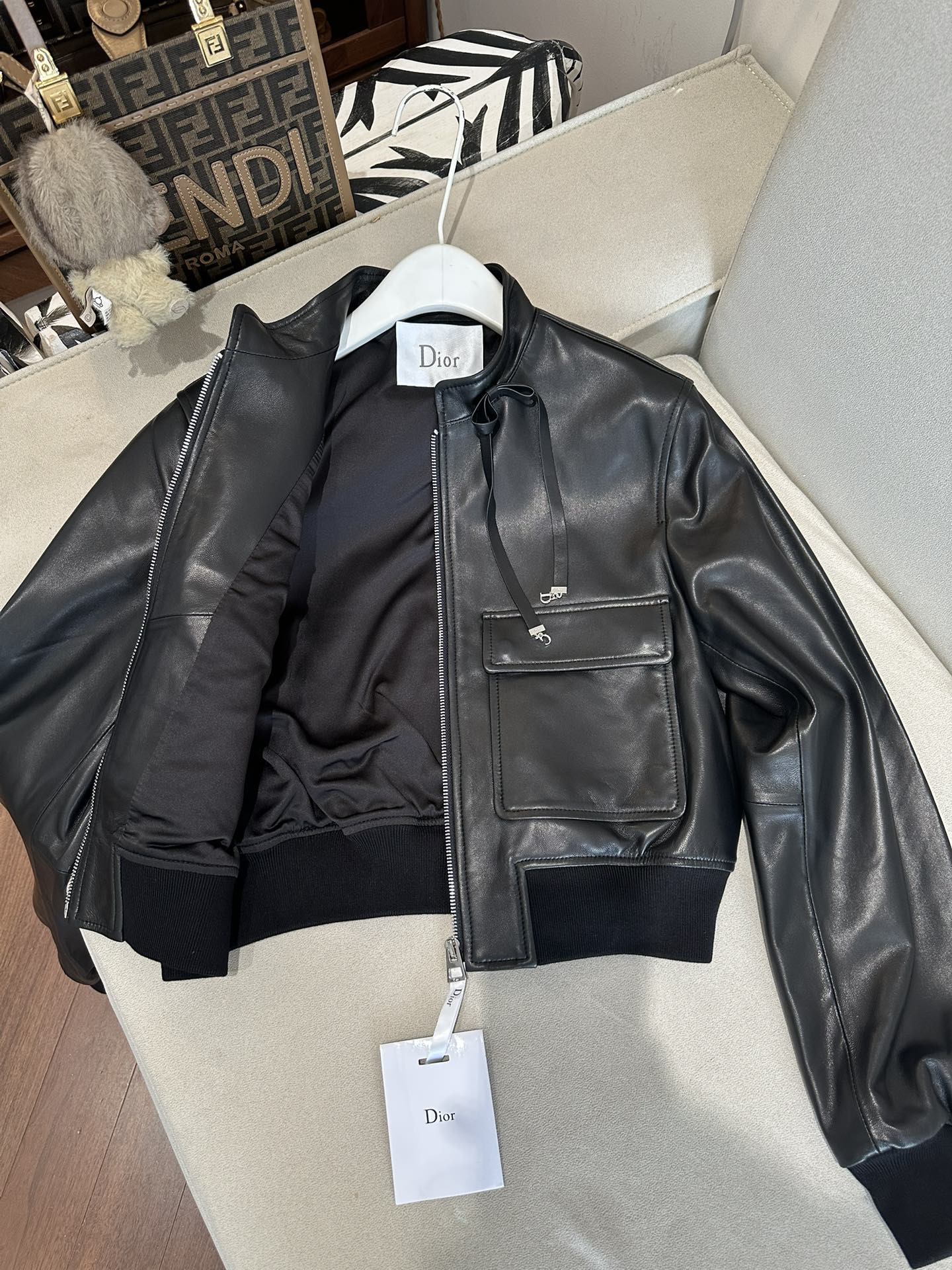 Куртка женская в стиле Dior черного цвета укороченная из натуральной кожи с накладными карманами