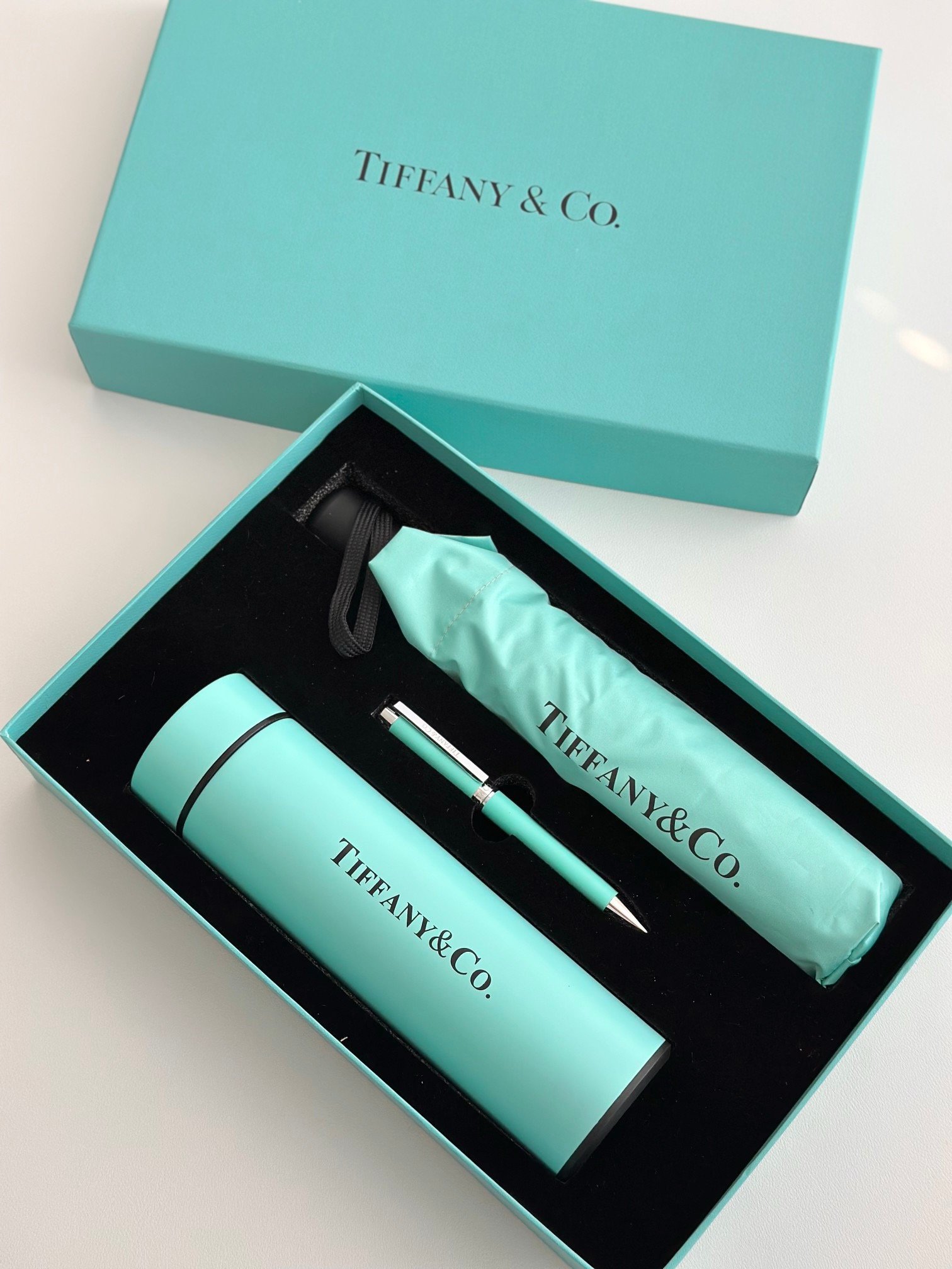 Подарочный набор Tiffany & Co. с термокружкой и зонтом