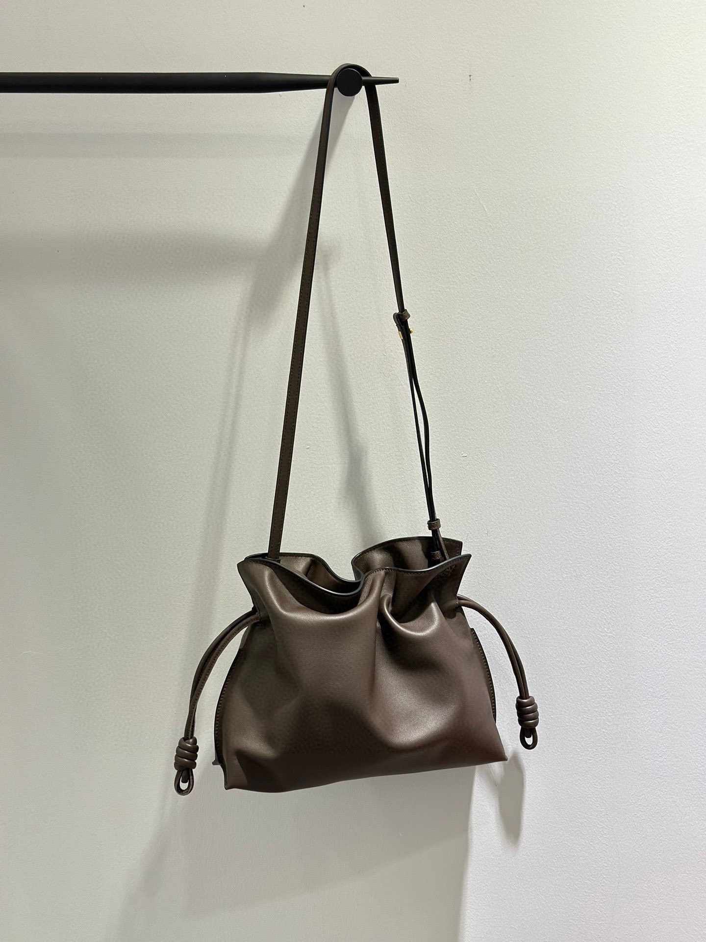 Сумка женская Loewe Flamenco коричневого цвета