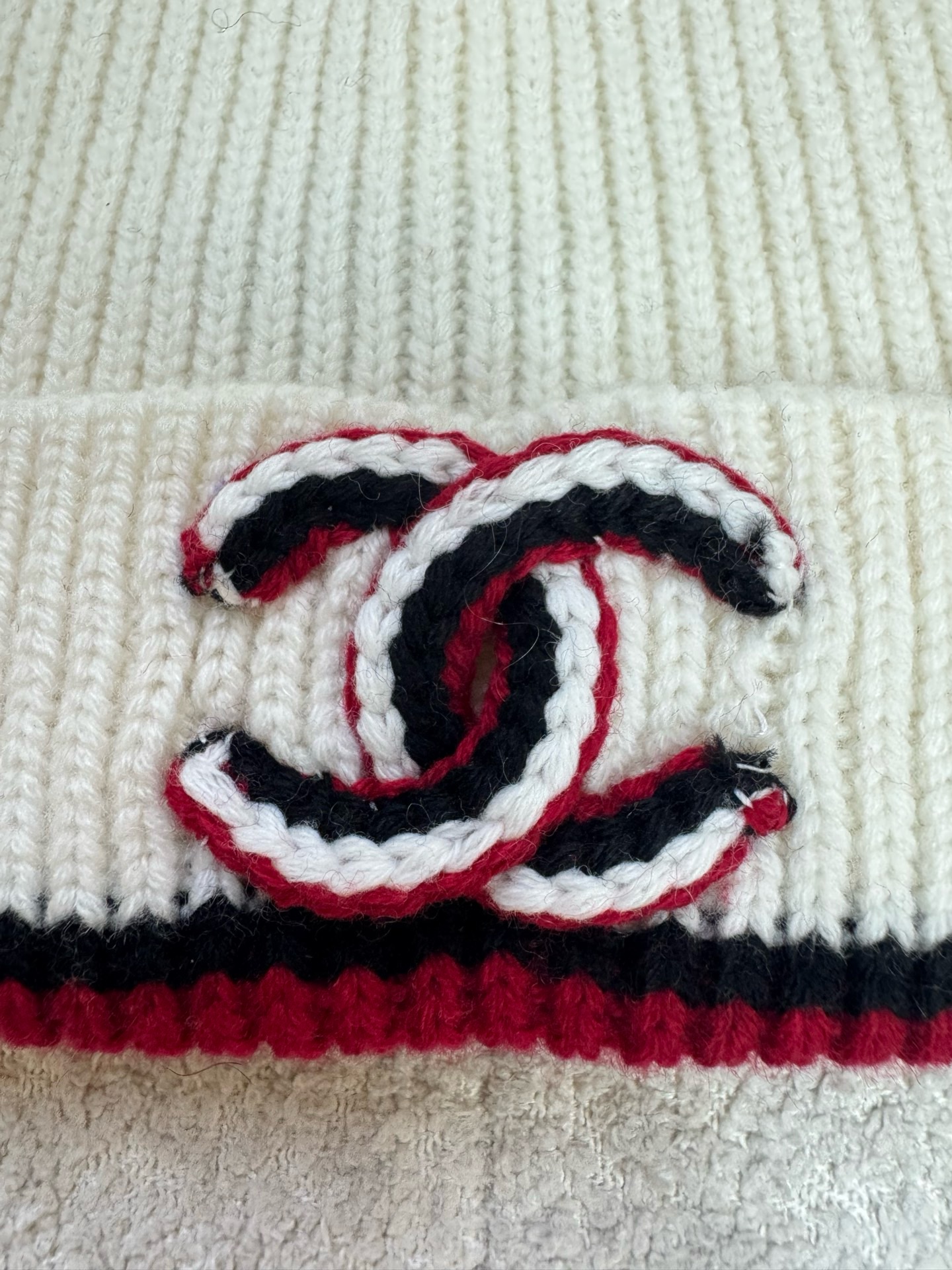 Шапка женская Chanel белого цвета с вышитым логотипом