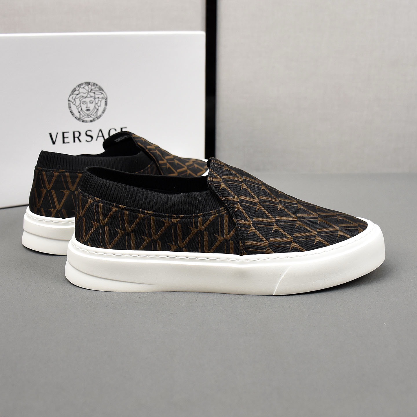 Слипоны мужские в стиле Versace с геометрическим узором чёрного цвета