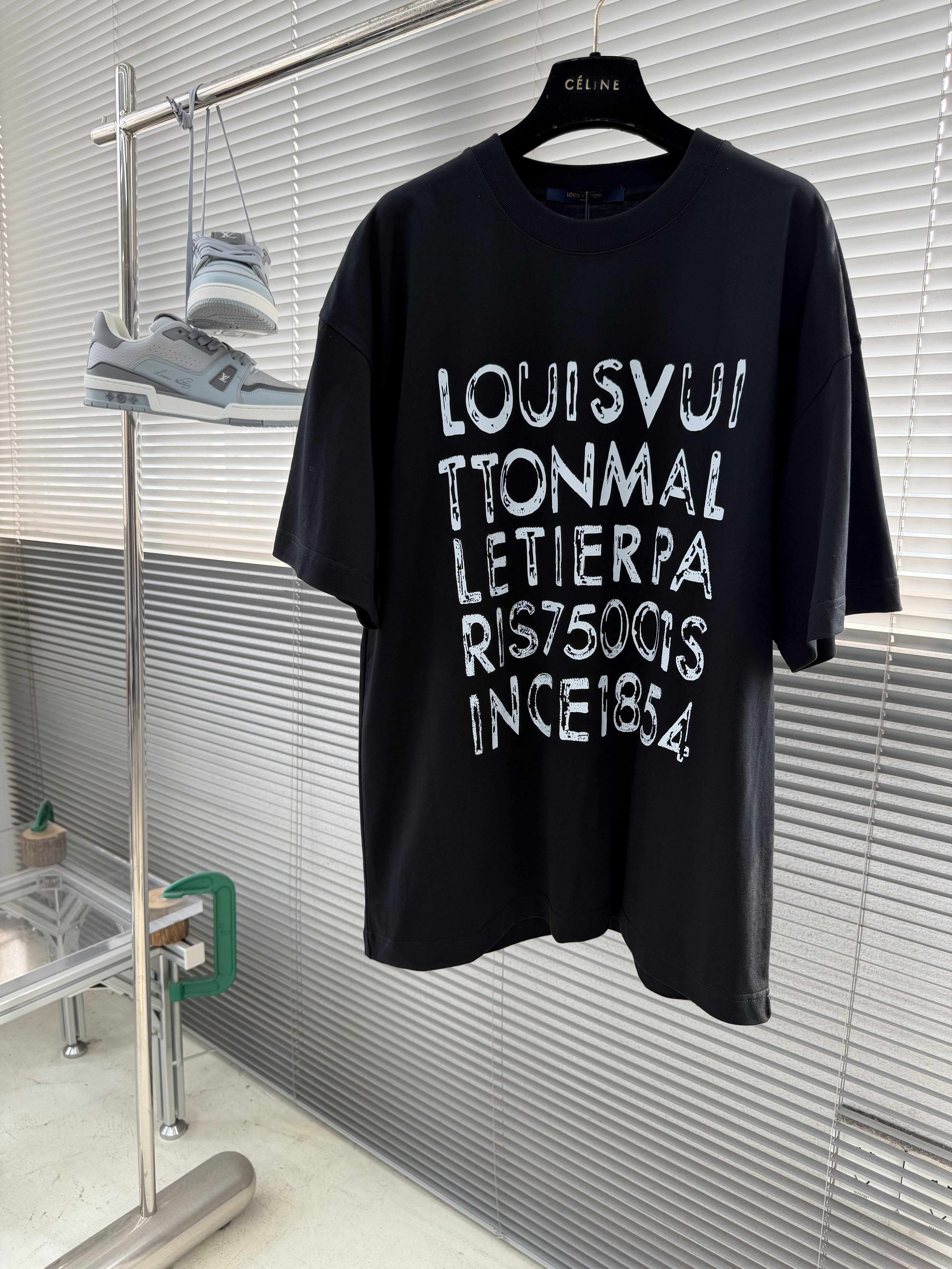 Футболка мужская в стиле Louis Vuitton 1854 из хлопка чёрного цвета с принтом логотипа