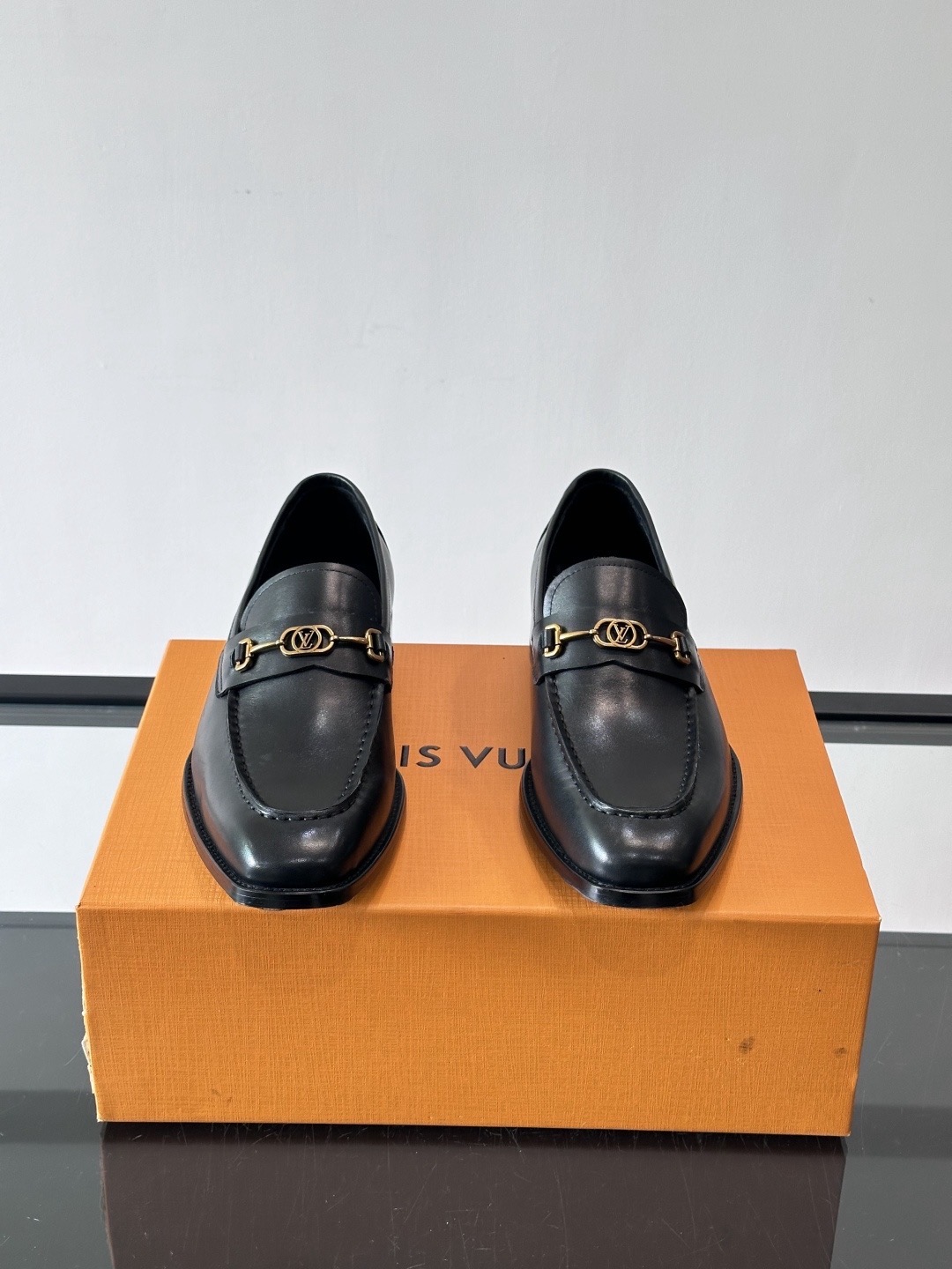 Туфли мужские в стиле Louis Vuitton чёрного цвета с металлической цепочкой