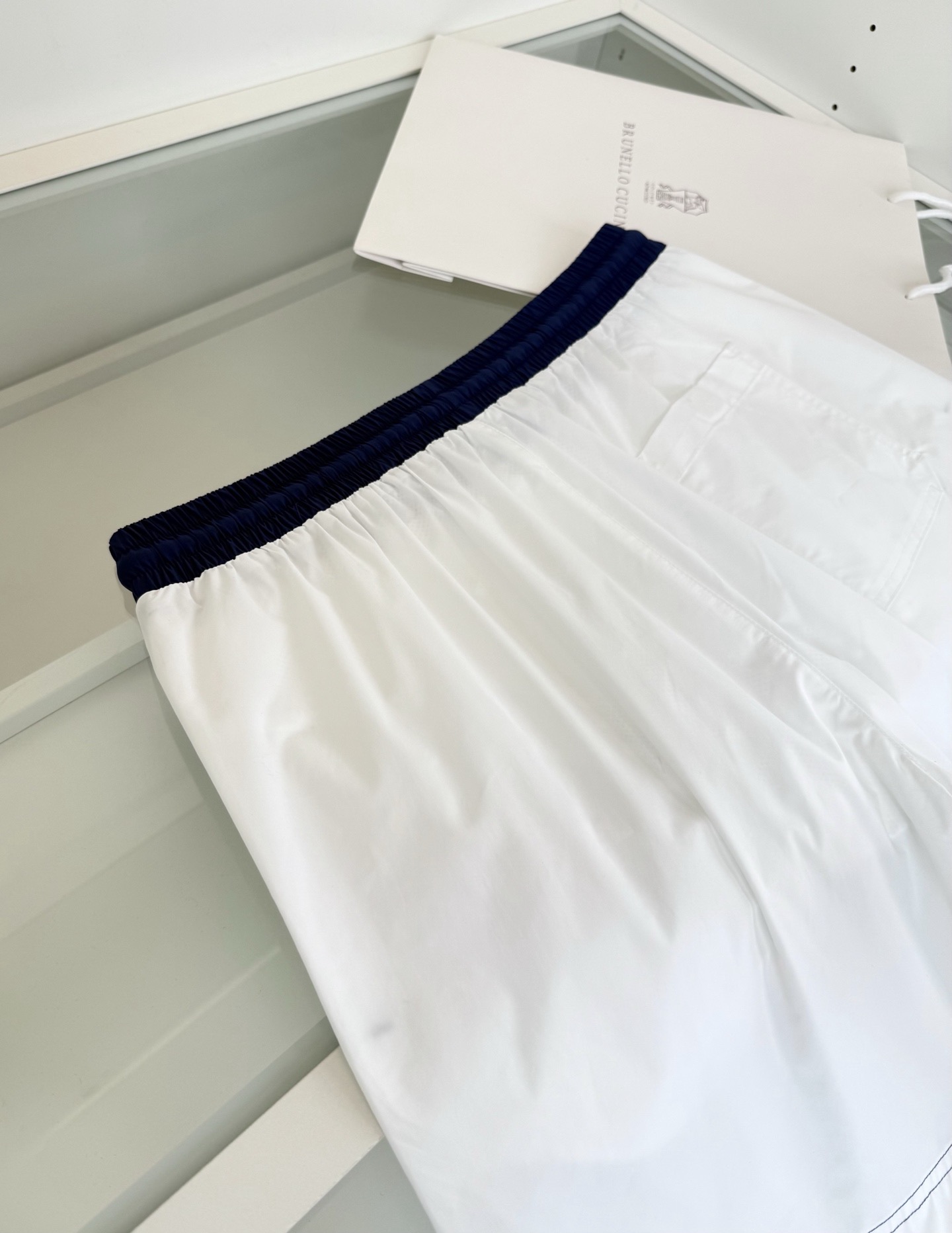 Шорты мужские в стиле Brunello Cucinelli белого цвета с контрастным поясом (пляжные)