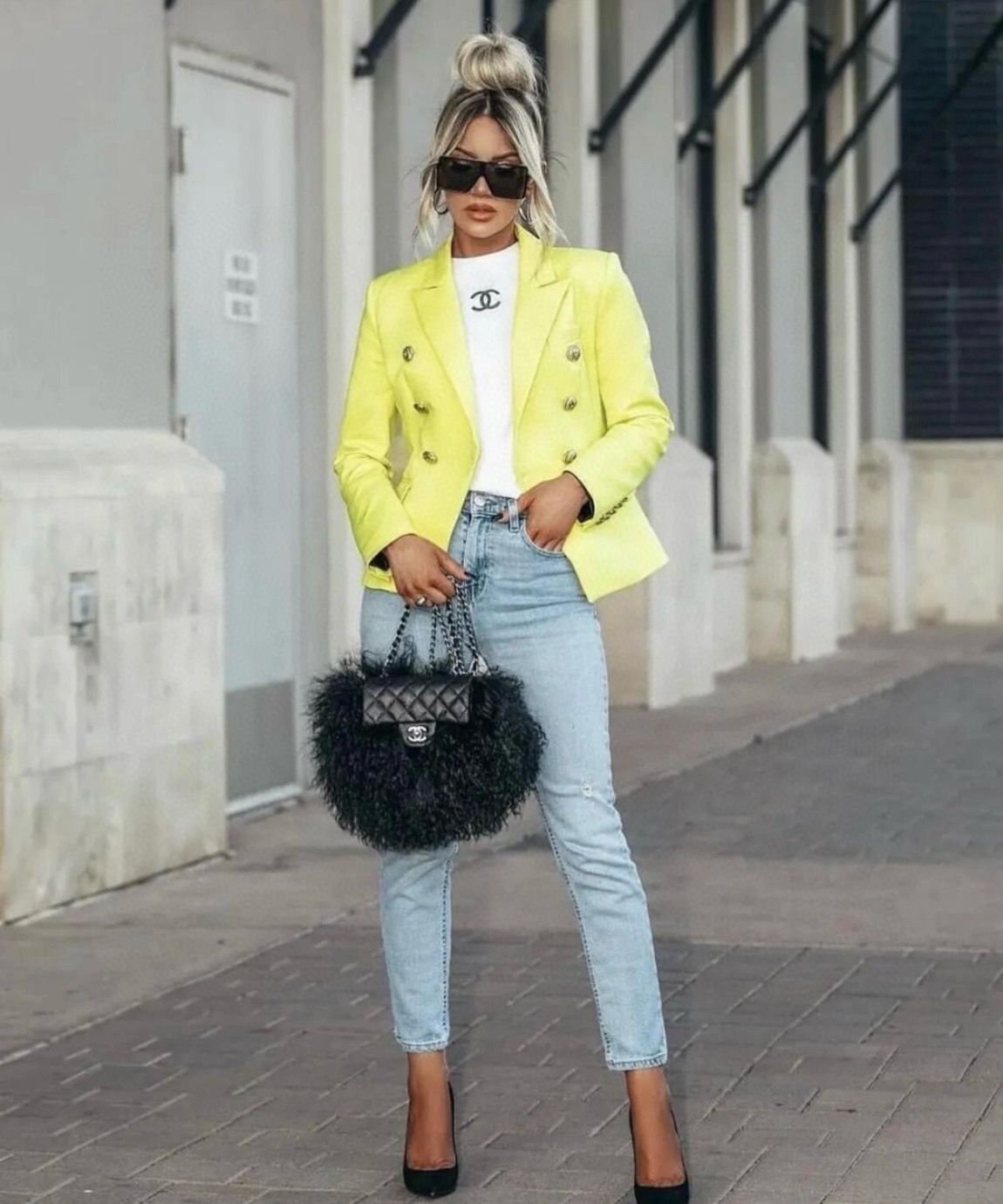 Жакет женский в стиле Balmain лимонно-жёлтого цвета с фирменными пуговицами