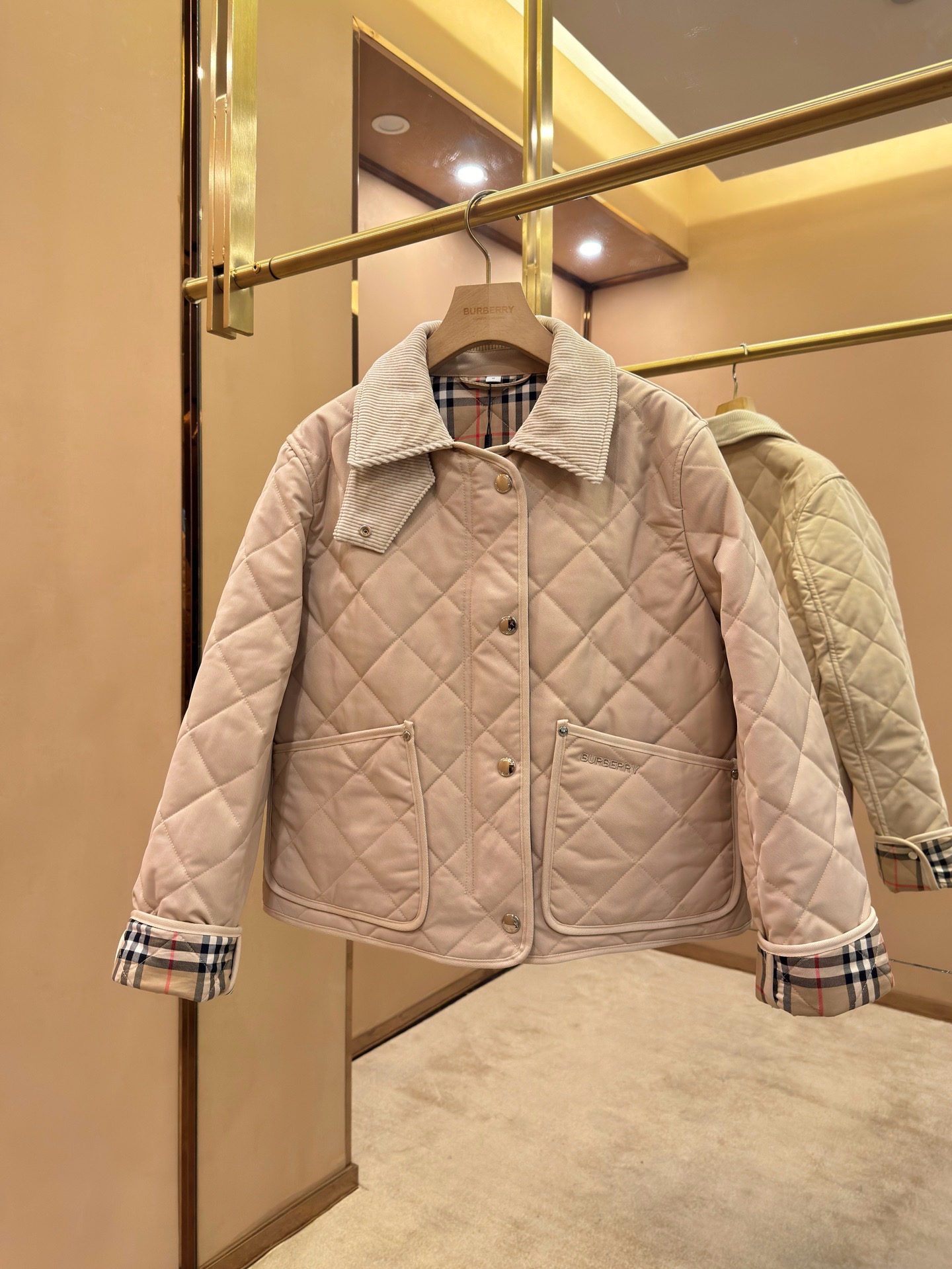 Куртка женская в стиле Burberry укороченная светло-коричневого цвета с вельветовым воротником