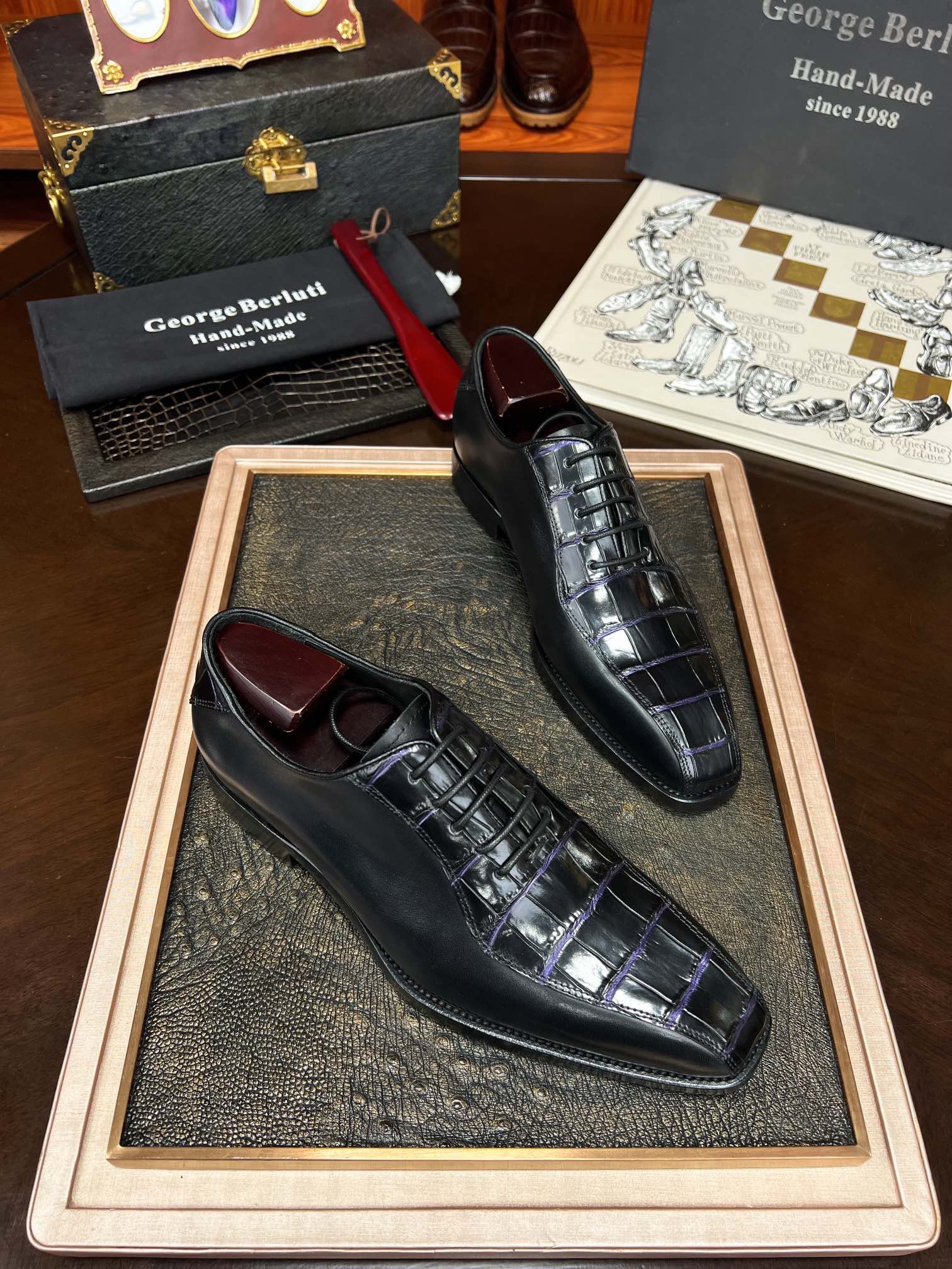 Туфли мужские Berluti из кожи крокодила черного цвета