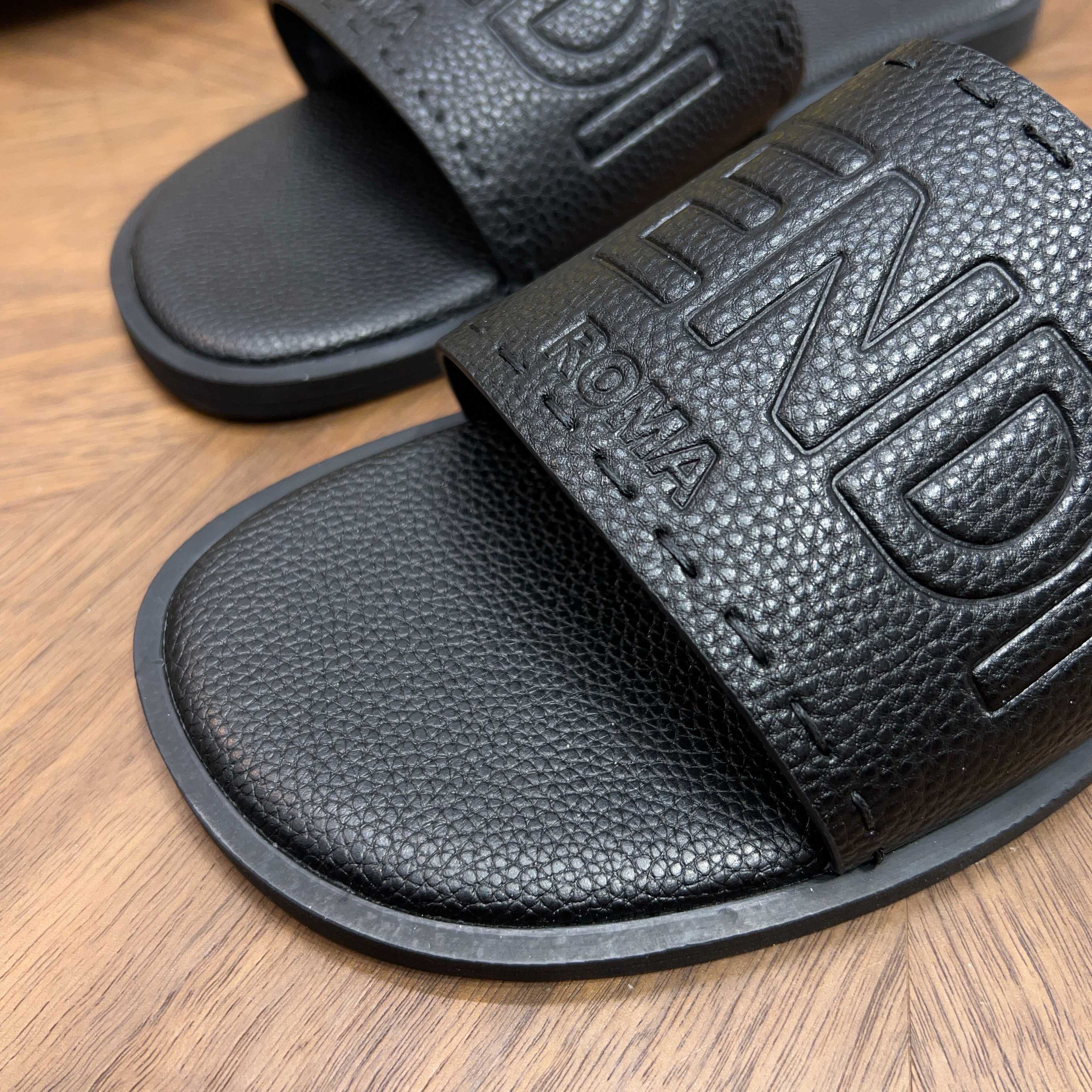 Сандалии мужские в стиле Fendi черного цвета