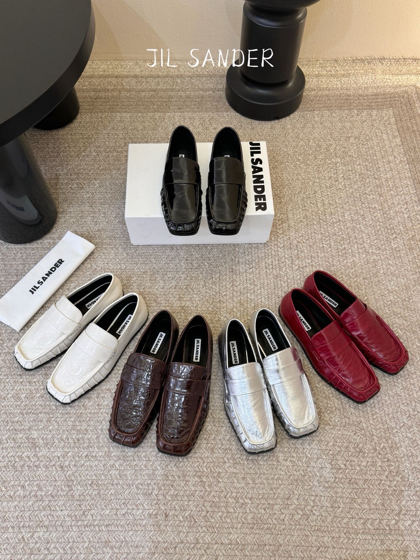 Лоферы женские в стиле Jil Sander серебристого цвета