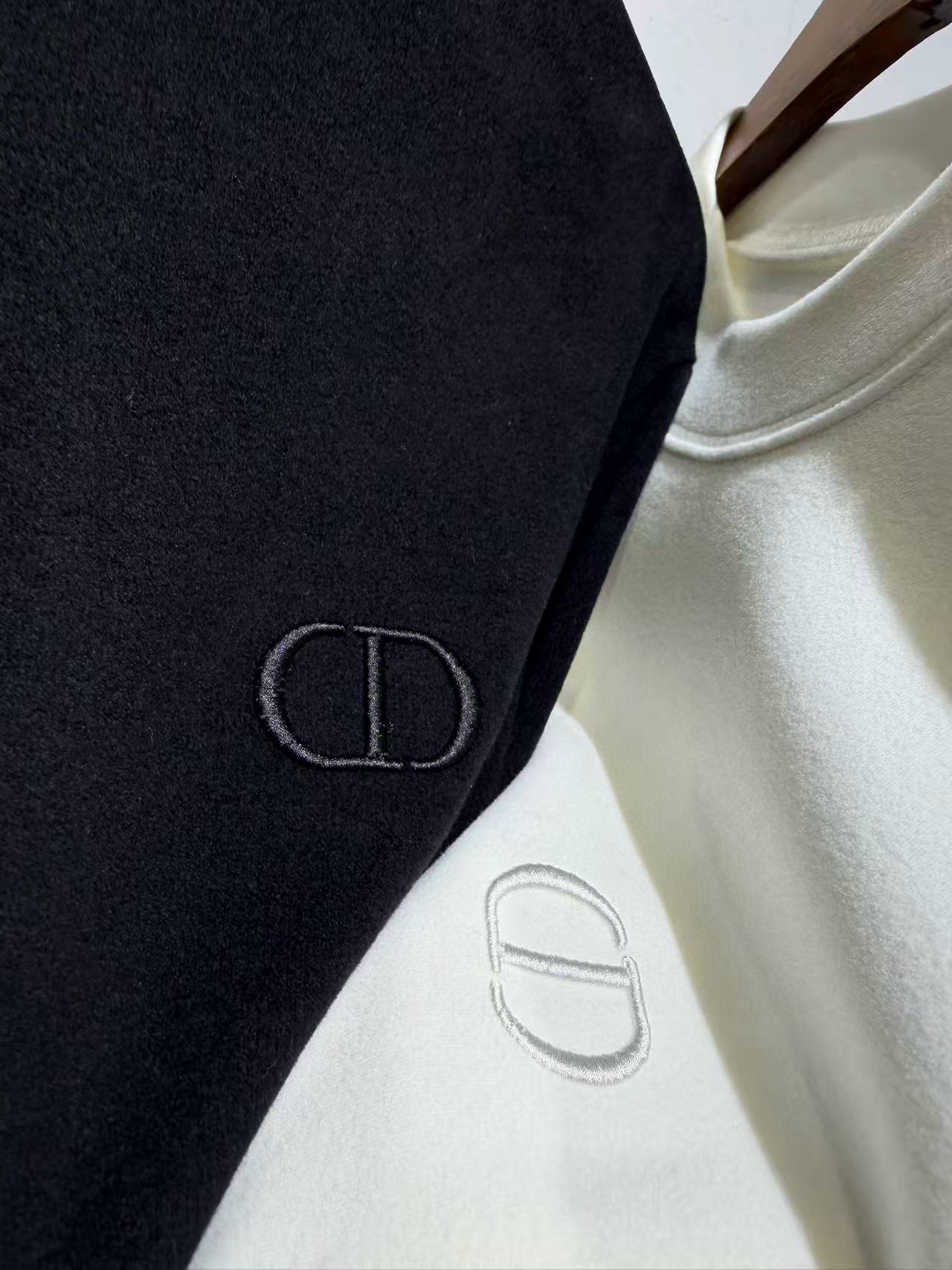 Лонгслив мужской в стиле Dior из смесового хлопка белого цвета с утепляющей основой