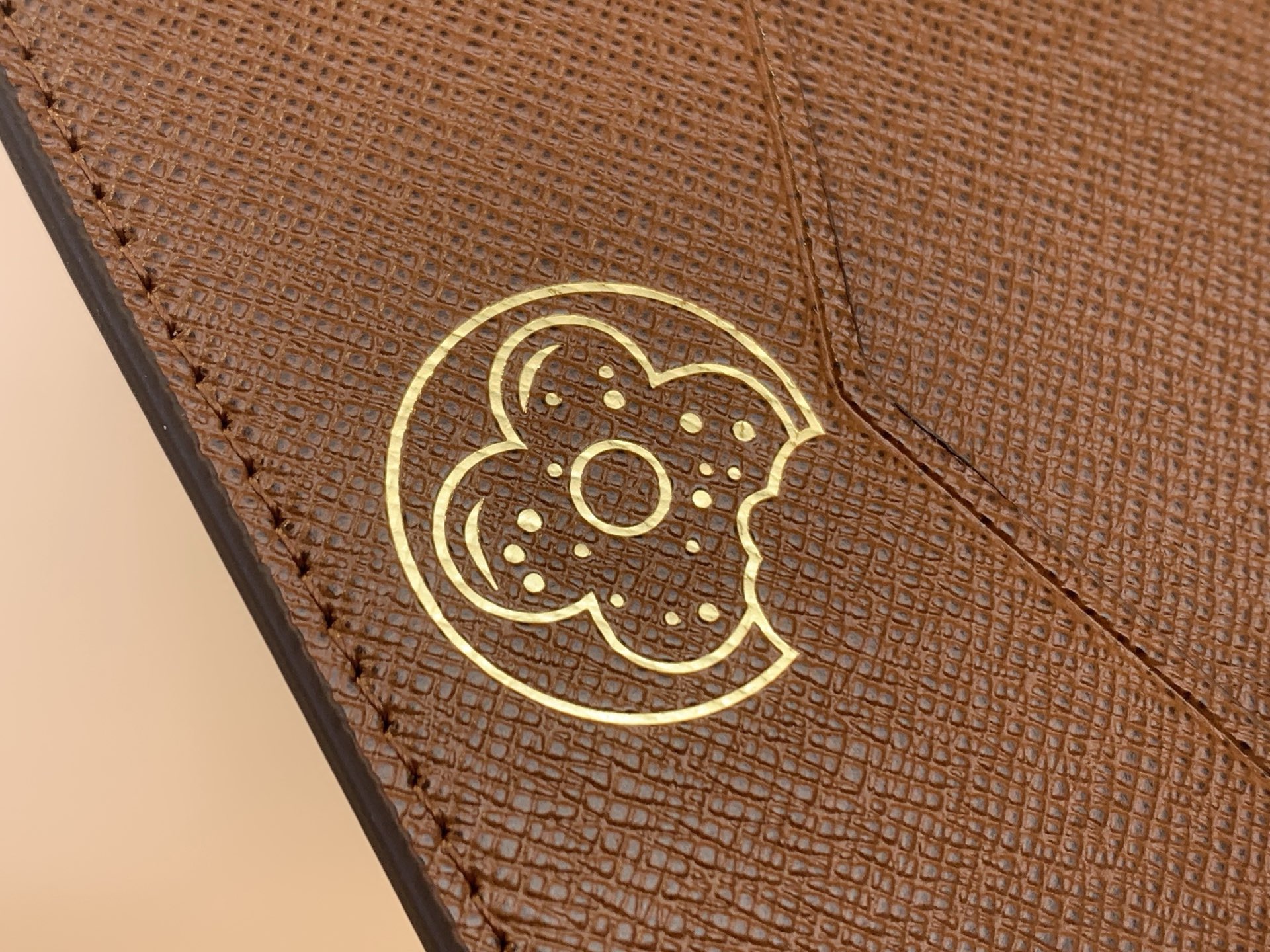 Обложка унисекс для паспорта в стиле Louis Vuitton Monogram Donuts коричневого цвета