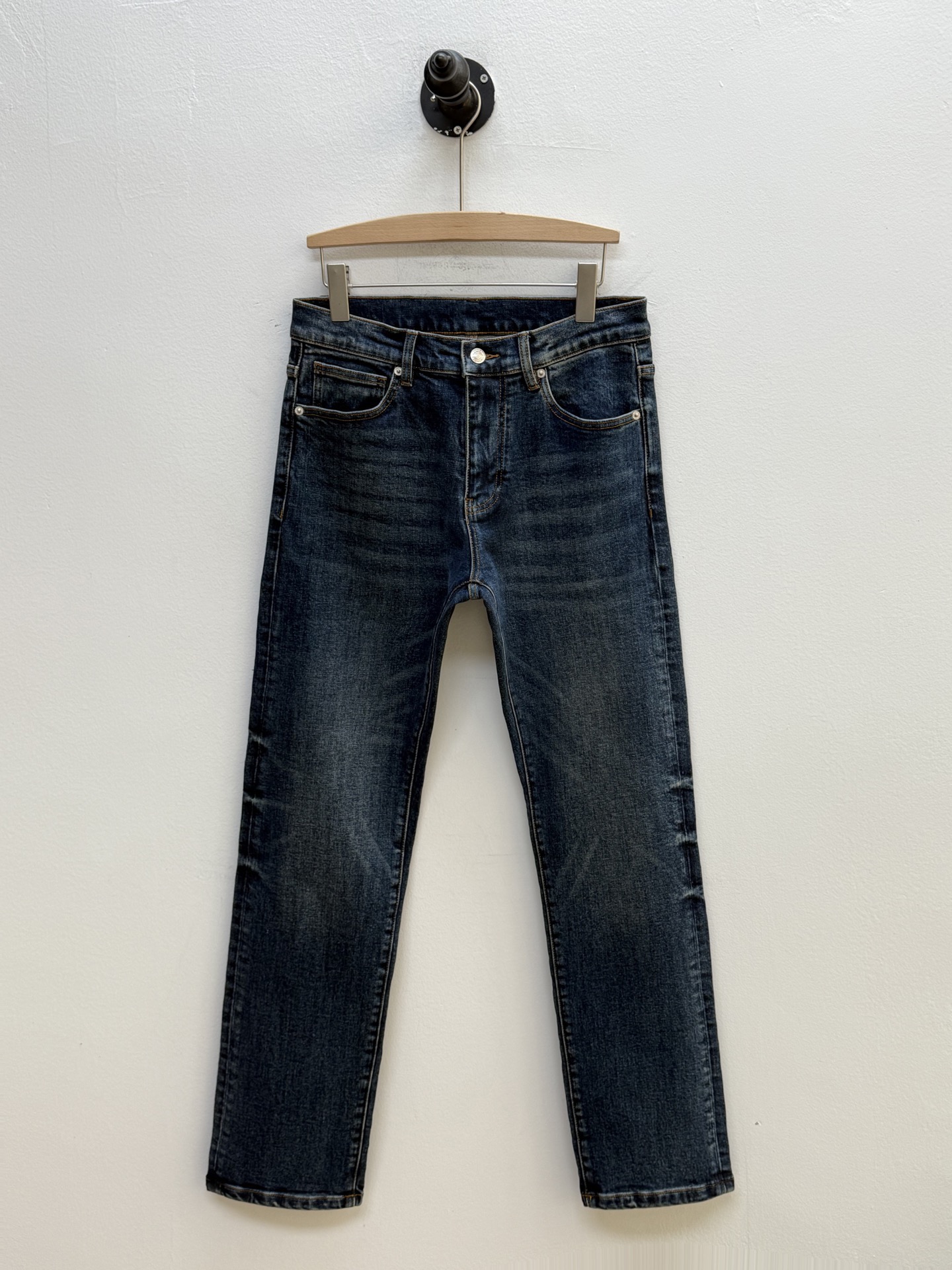 Джинсы мужские в стиле Zegna синего цвета с кожаным патчем