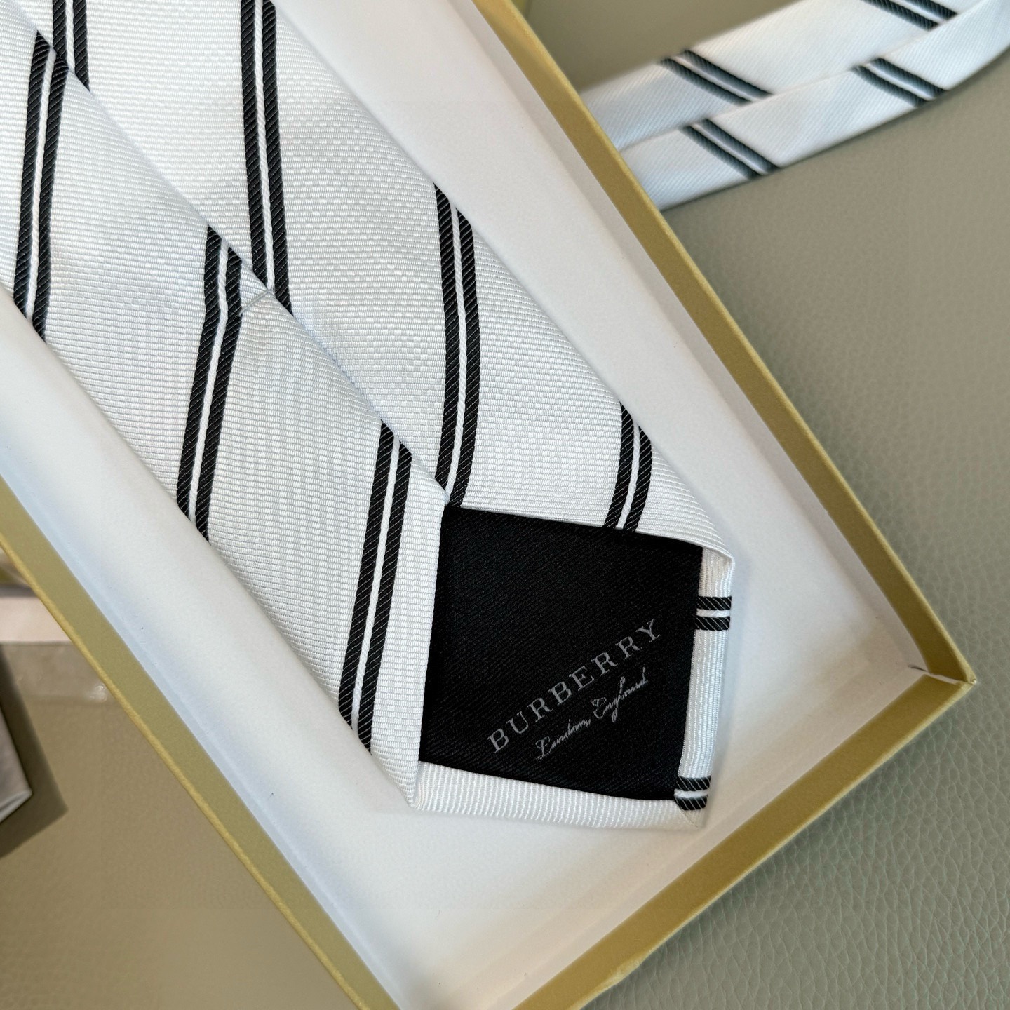 Галстук мужской в стиле Burberry белого цвета с диагональными полосами и вышивкой