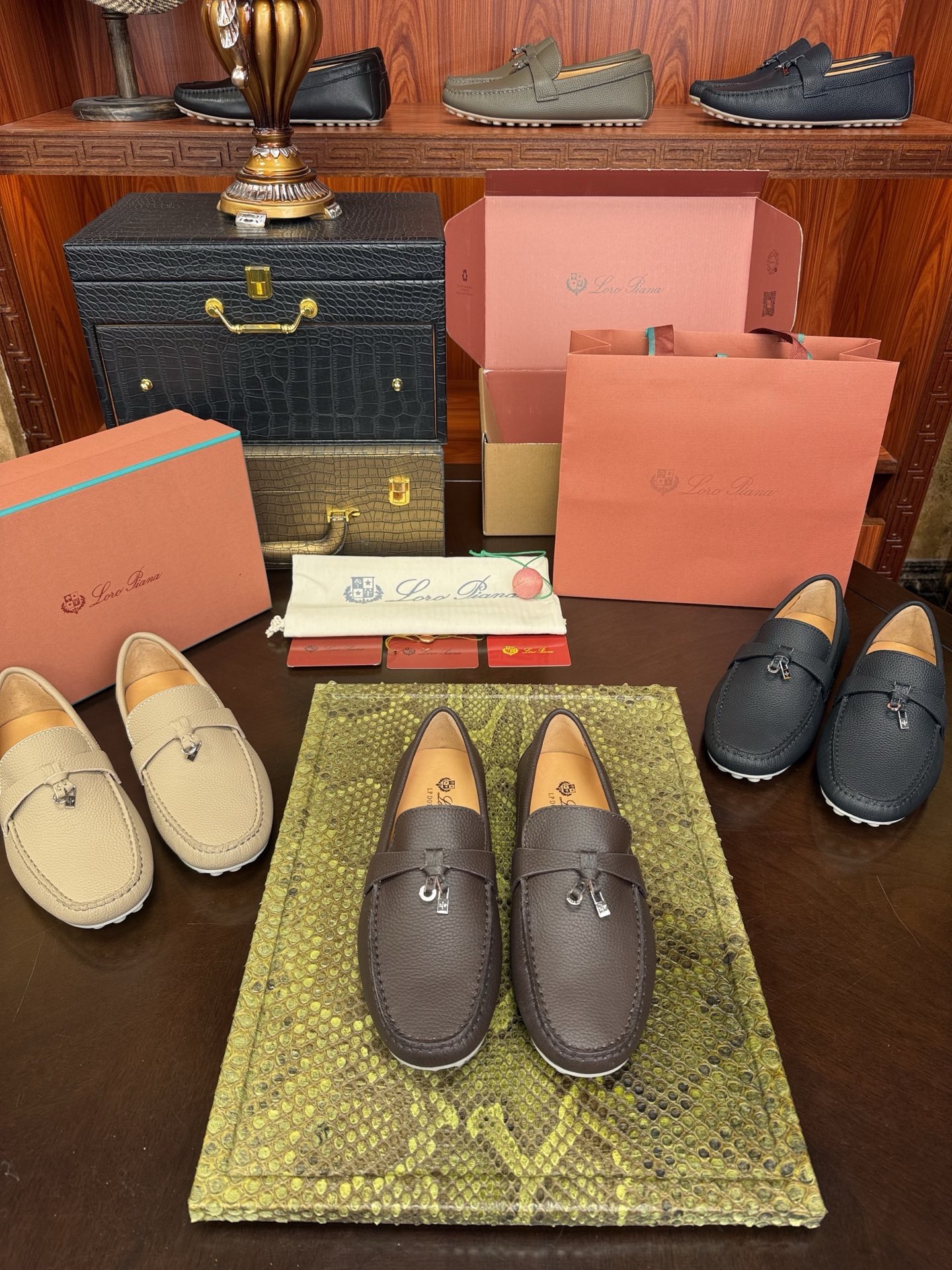 Мокасины мужские Loro Piana из натуральной кожи коричневого цвета