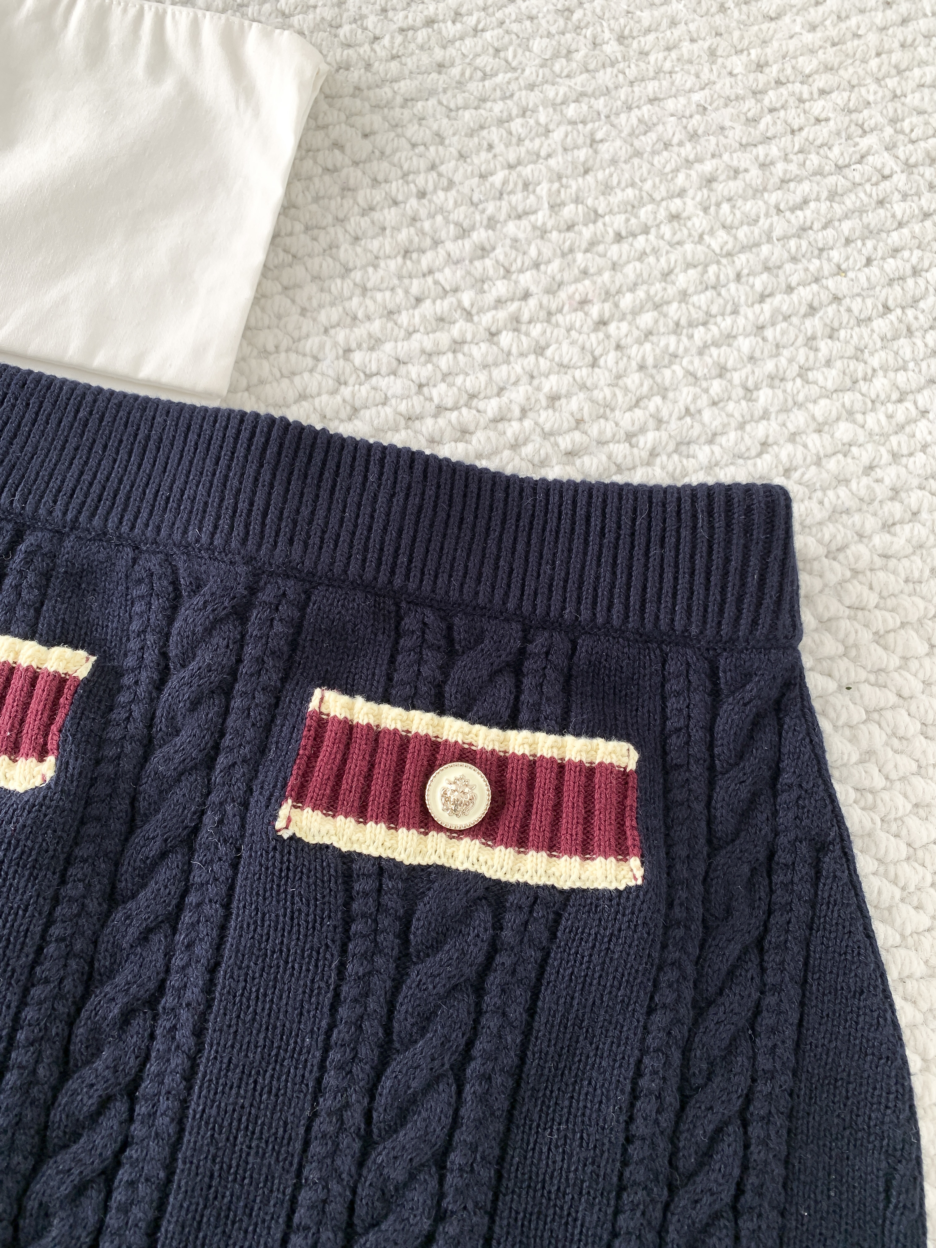 Юбка женская в стиле Chanel тёмно-синего цвета с контрастной отделкой