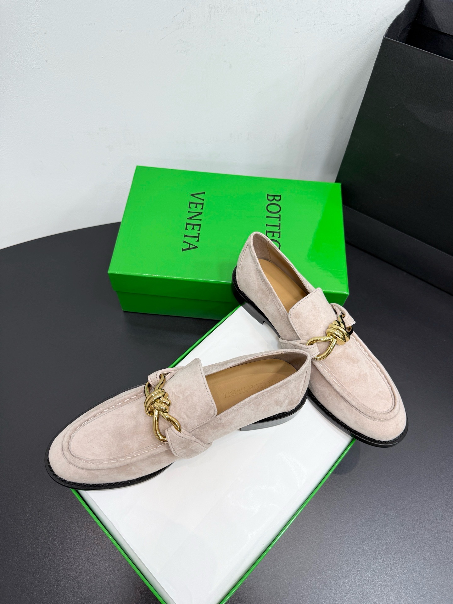 Лоферы женские Bottega Veneta Astaire с металлическим узлом бежевого цвета