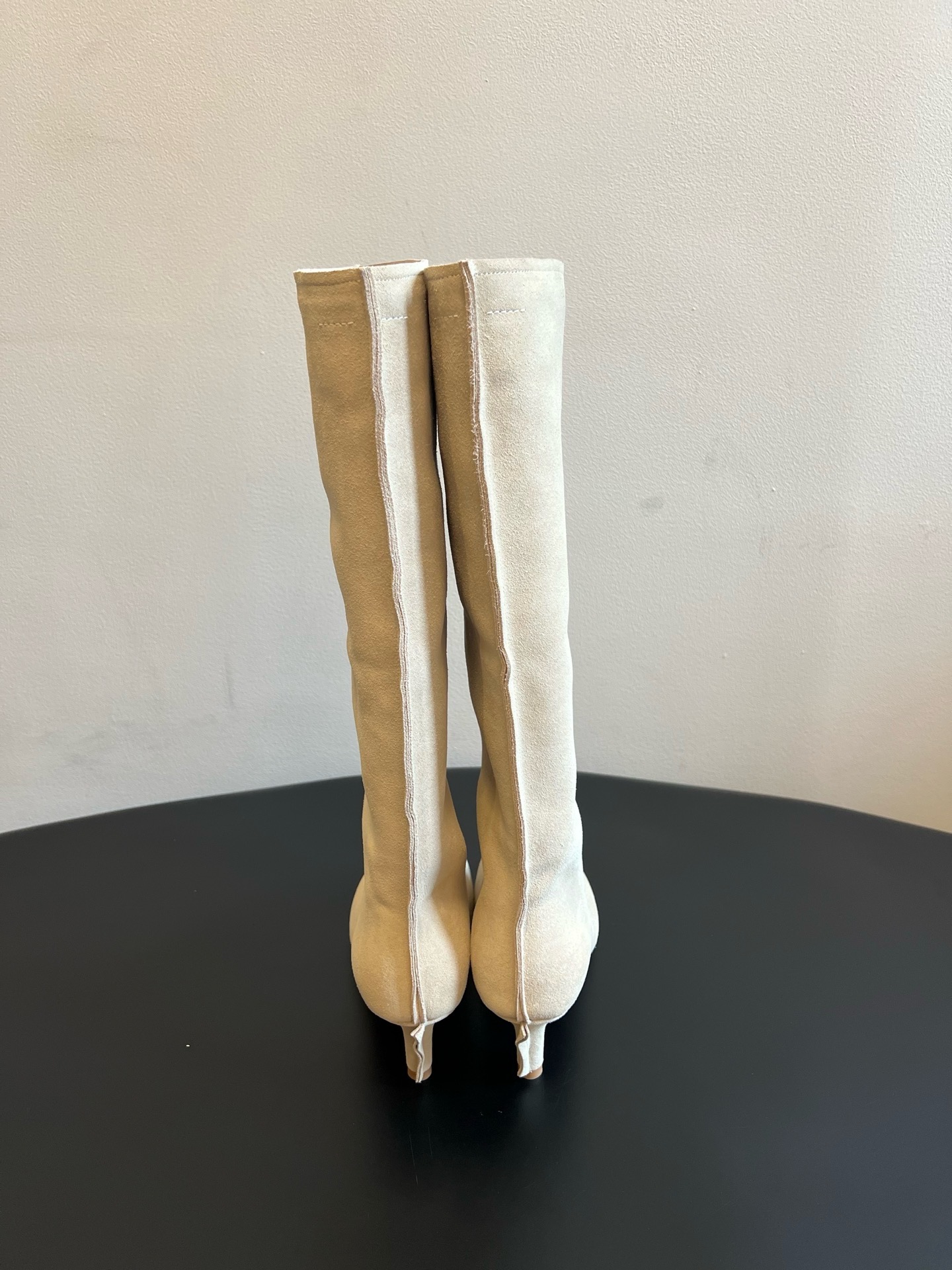 Сапоги женские Maison Margiela Tabi молочного цвета