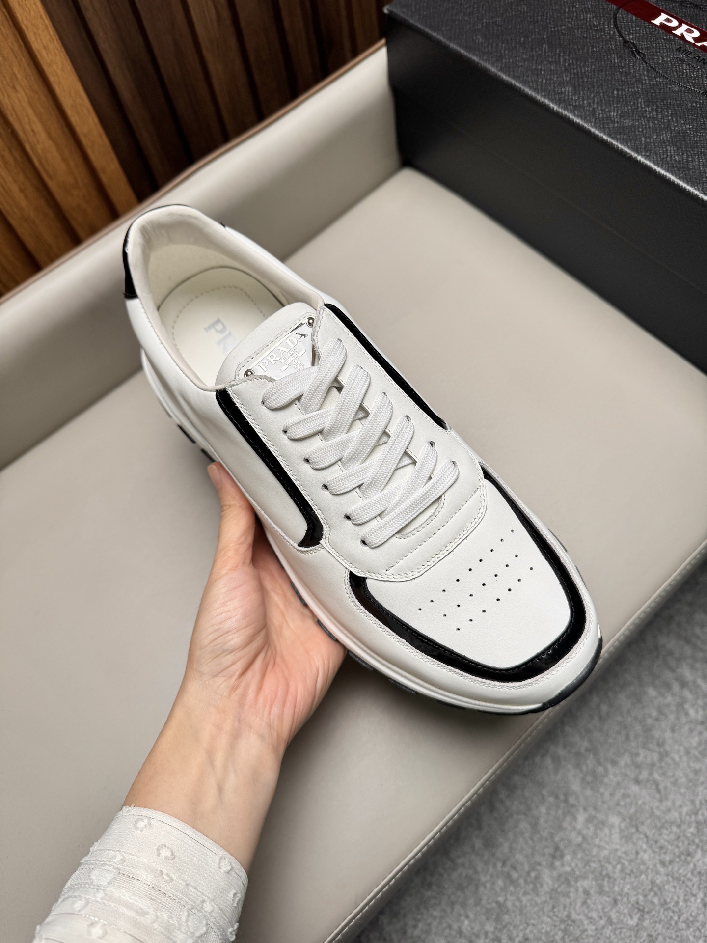 Кроссовки мужские в стиле Prada белого цвета с черными вставками