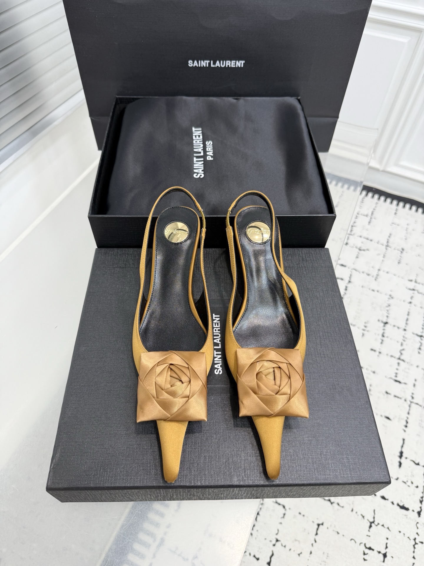 Туфли женские в стиле Saint Laurent жёлтого цвета