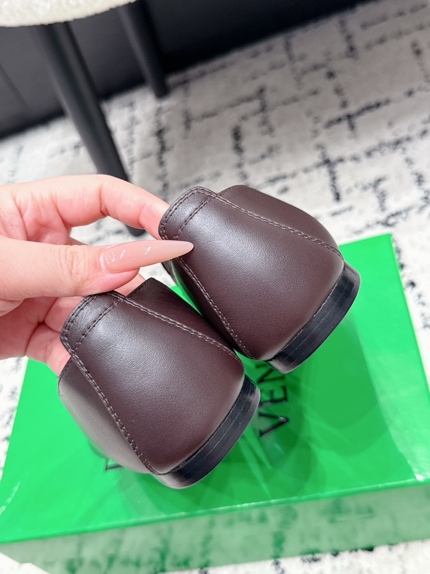 Лоферы женские в стиле Bottega Veneta из натуральной кожи коричневого цвета