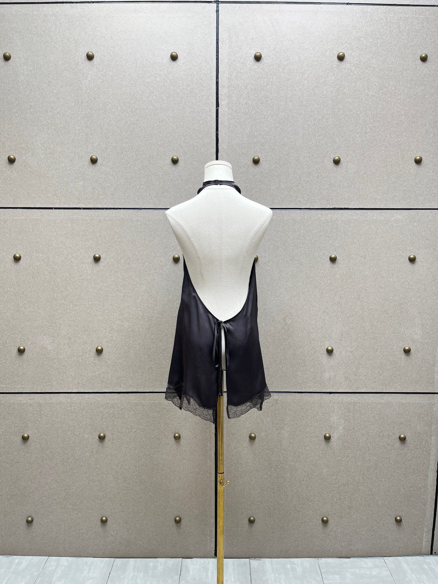 Топ женский асимметричный из вискозного текстиля графитового цвета с декоративным цветком