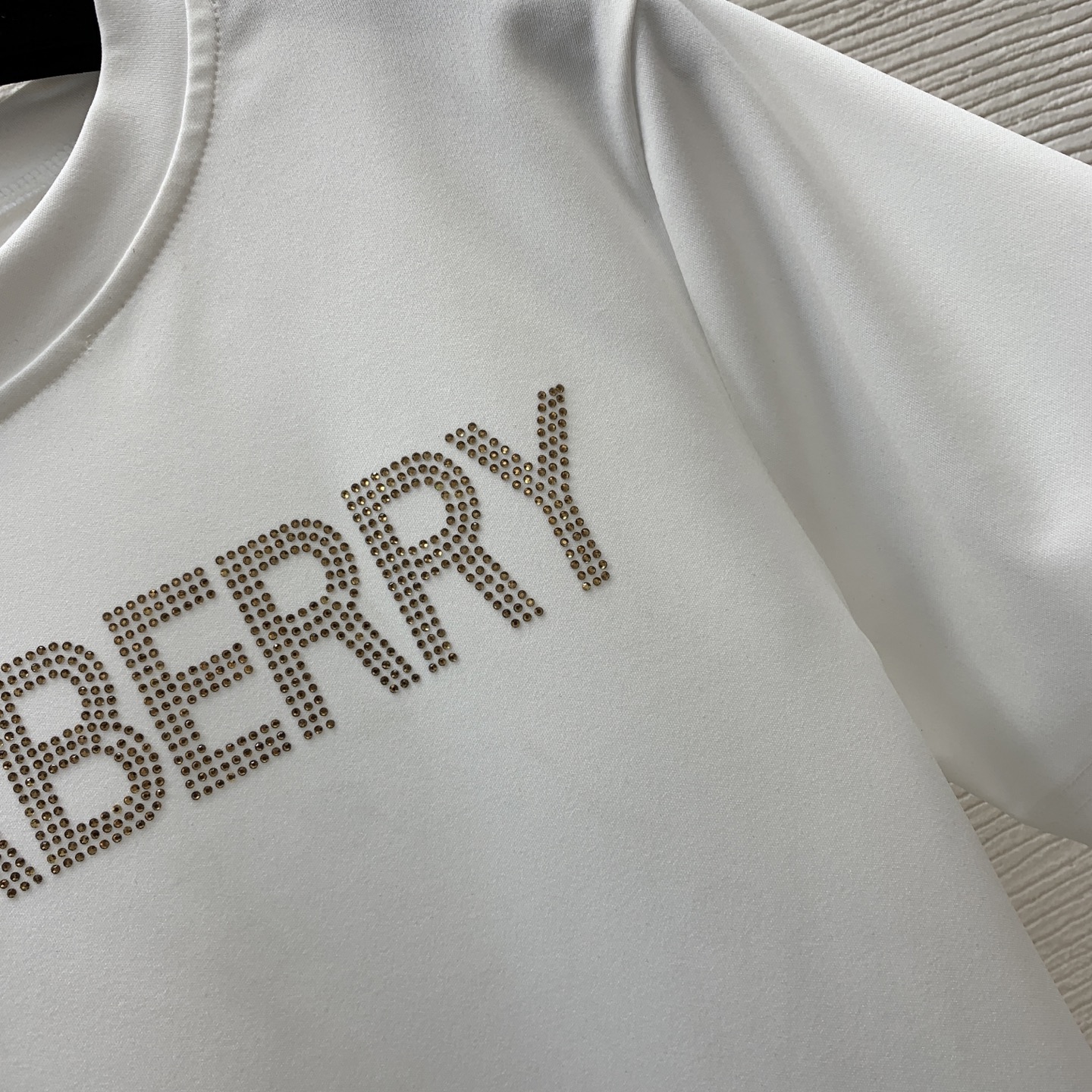 Костюм женский в стиле Burberry: футболка с логотипом и плиссированная юбка