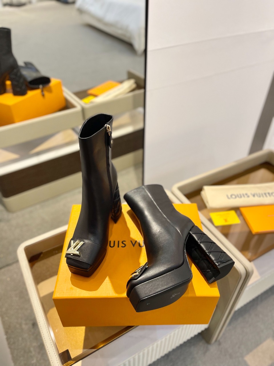 Ботильоны Louis Vuitton Platform Ankle Boot черного цвета