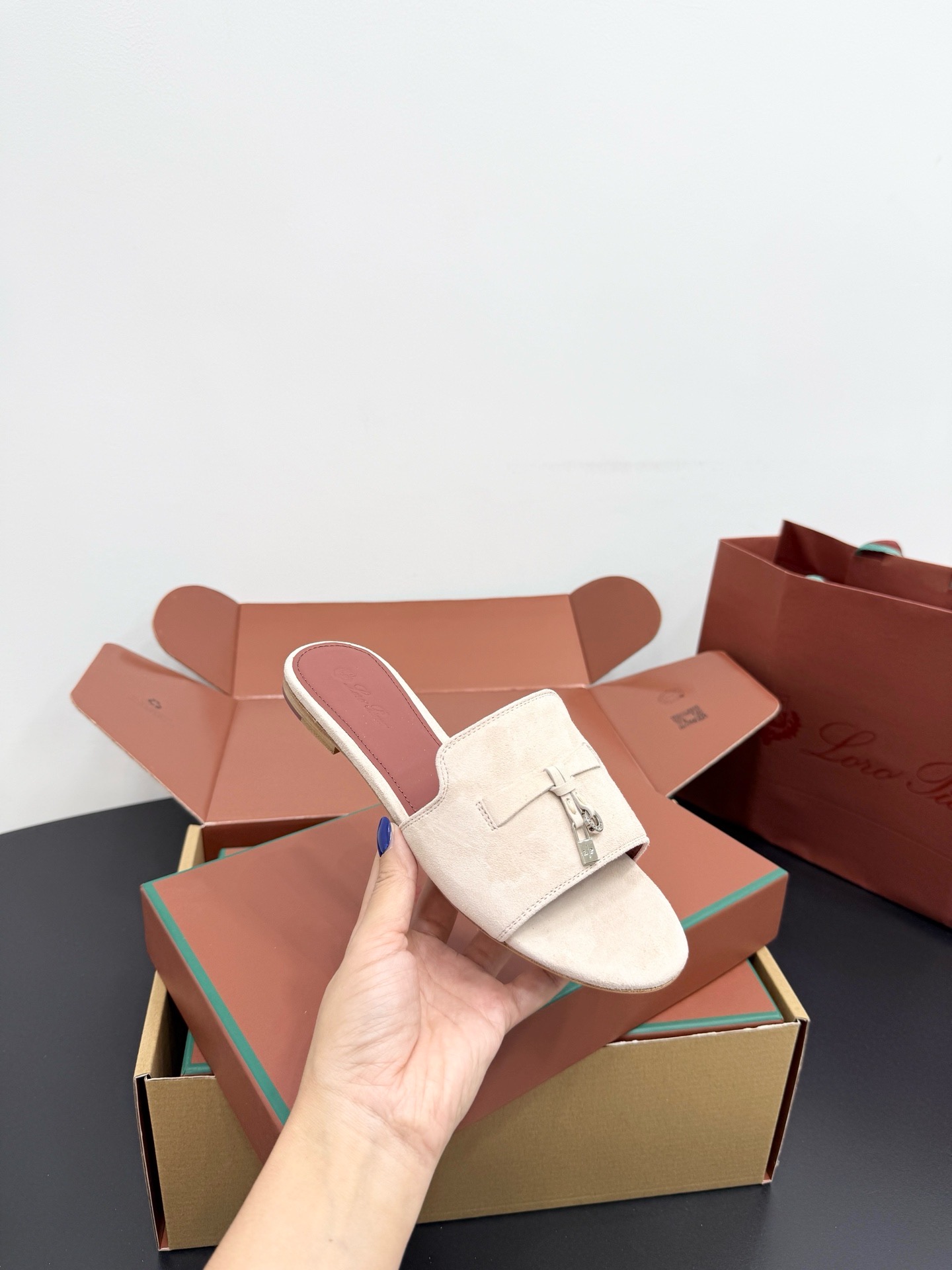 Шлепанцы женские в стиле Loro Piana My Charms из натуральной замши молочного цвета