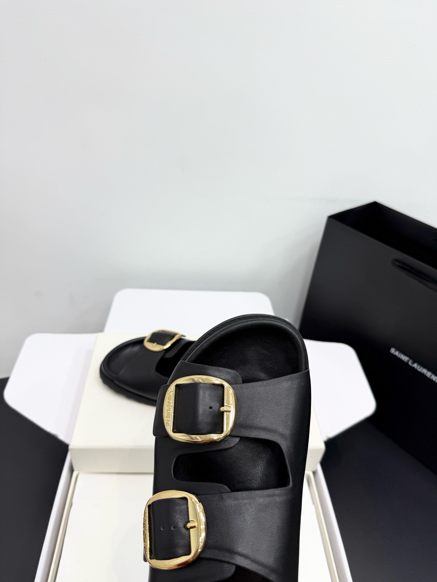 Шлепанцы женские в стиле Saint Laurent Double Buckle черного цвета