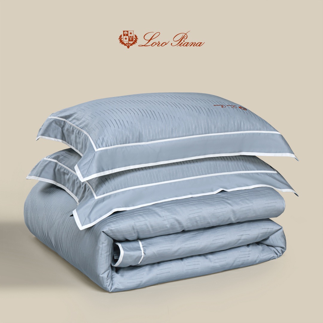 Комплект постельного белья в стиле Loro Piana Interiors голубого цвета