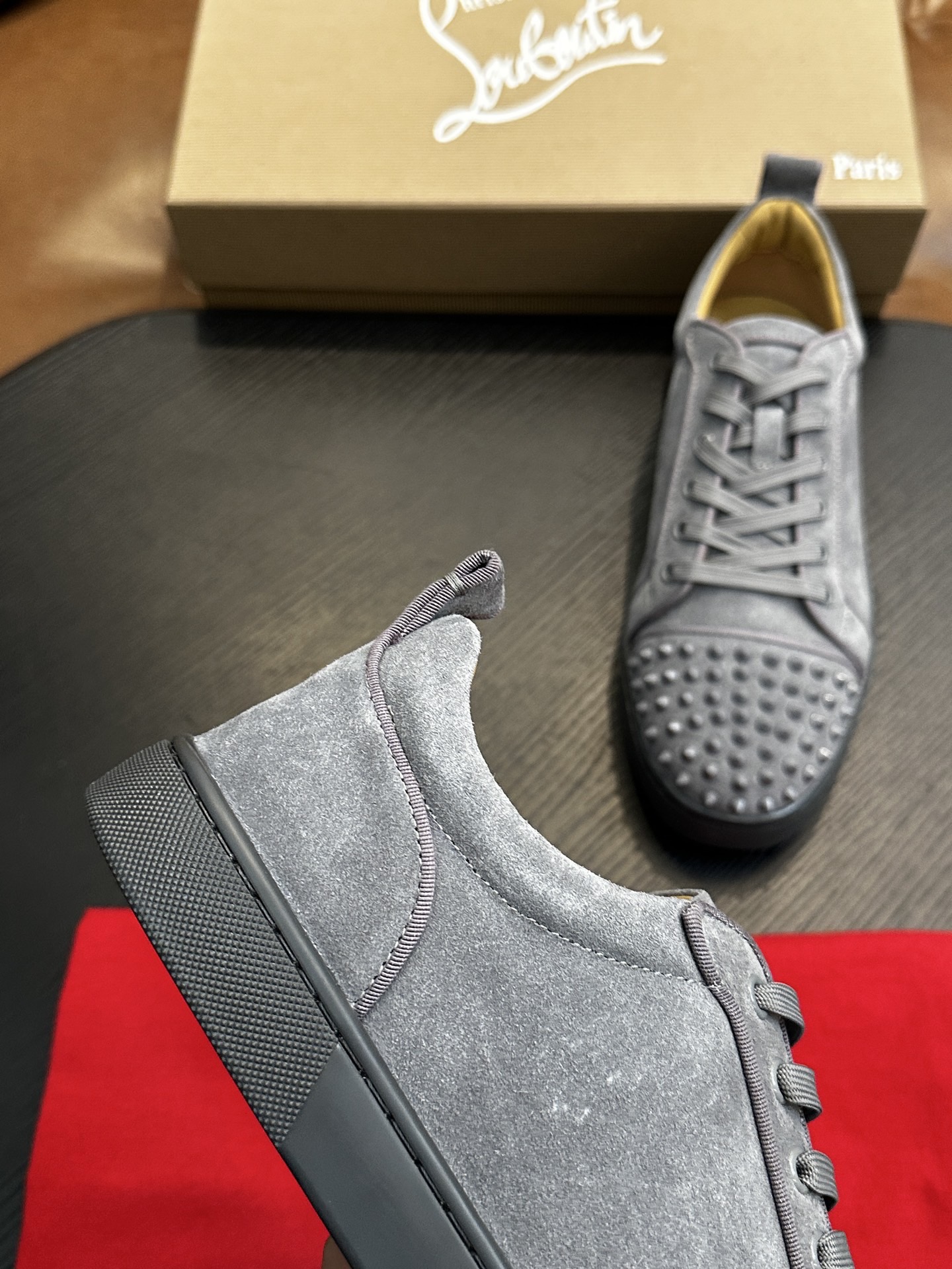 Кроссовки мужские в стиле Christian Louboutin серого цвета с шипами