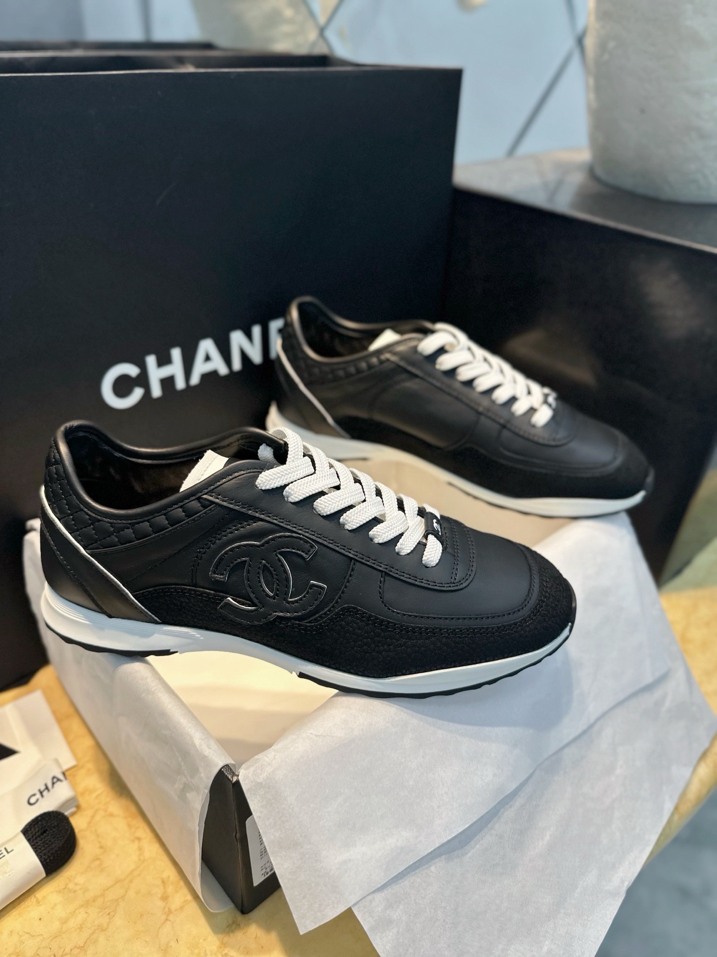 Кроссовки Chanel черного цвета с белыми вставками
