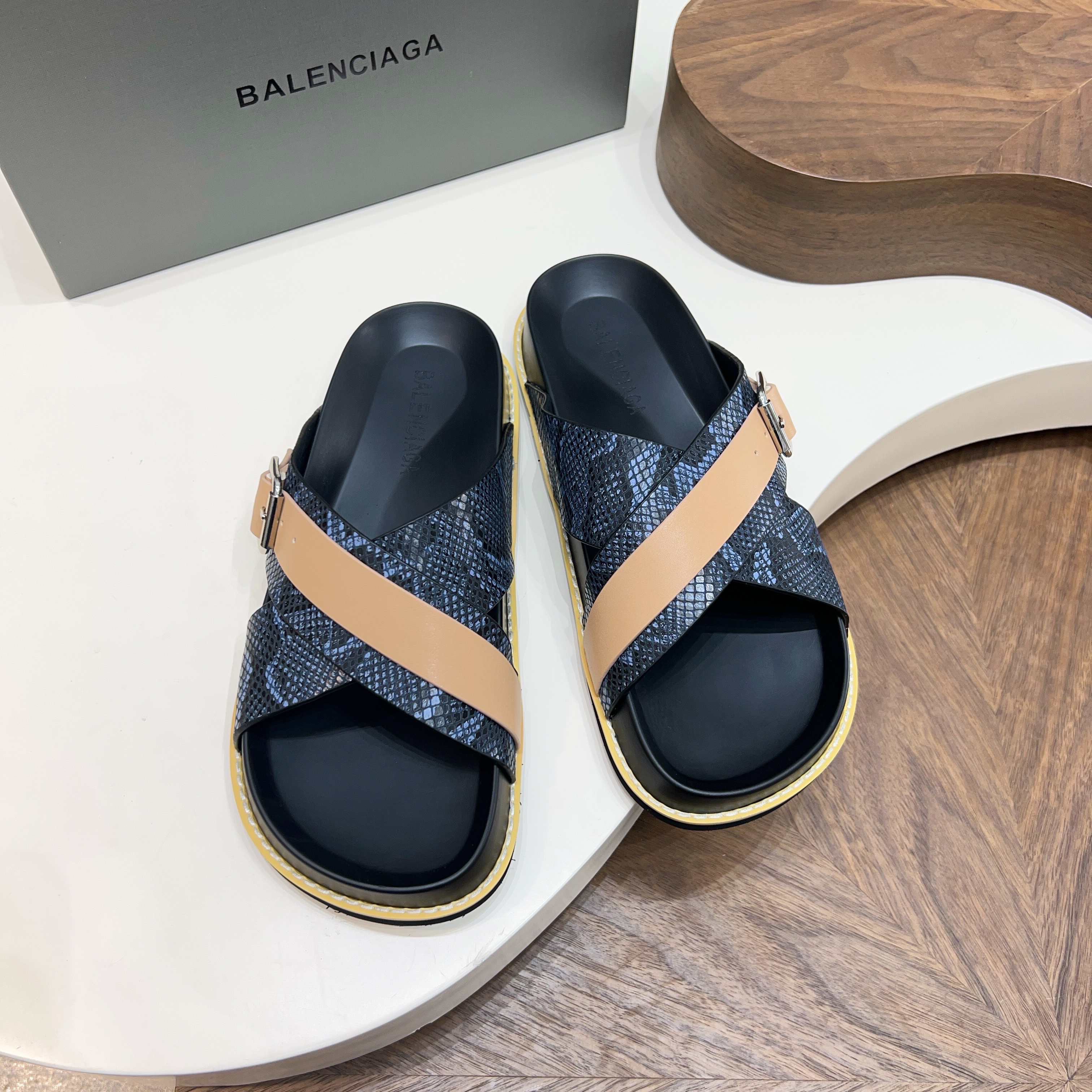 Сандалии мужские в стиле Balenciaga темно-синего и бежевого цвета
