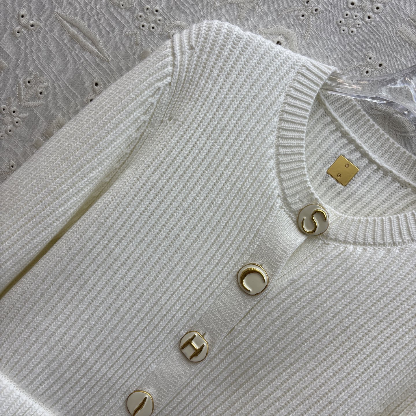 Кардиган женский в стиле Schiaparelli молочного цвета с декоративными пуговицами