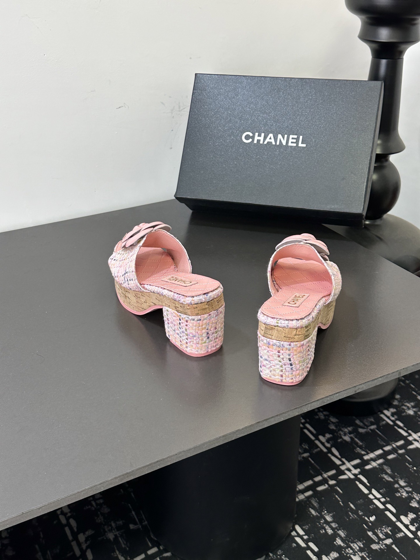 Мюли женские в стиле Chanel с цветком камелии розового цвета