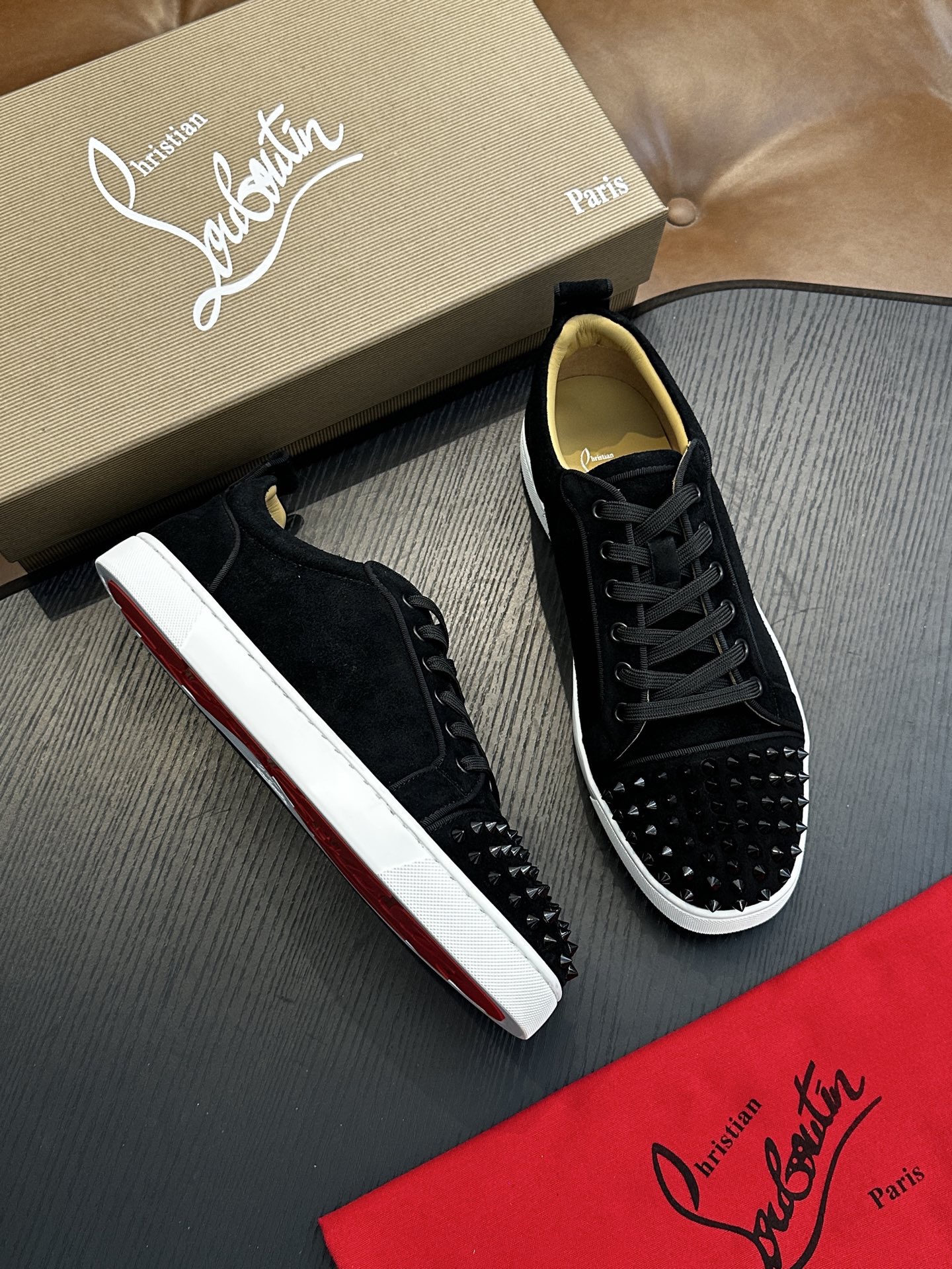 Кроссовки мужские в стиле Christian Louboutin чёрного цвета с шипами и белой подошвой