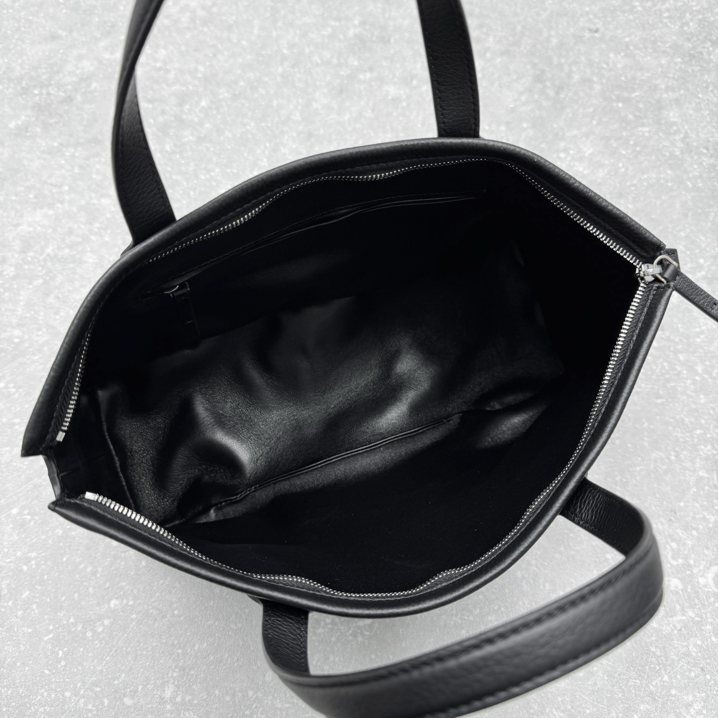 Сумка женская в стиле The Row Marcel чёрного  цвета