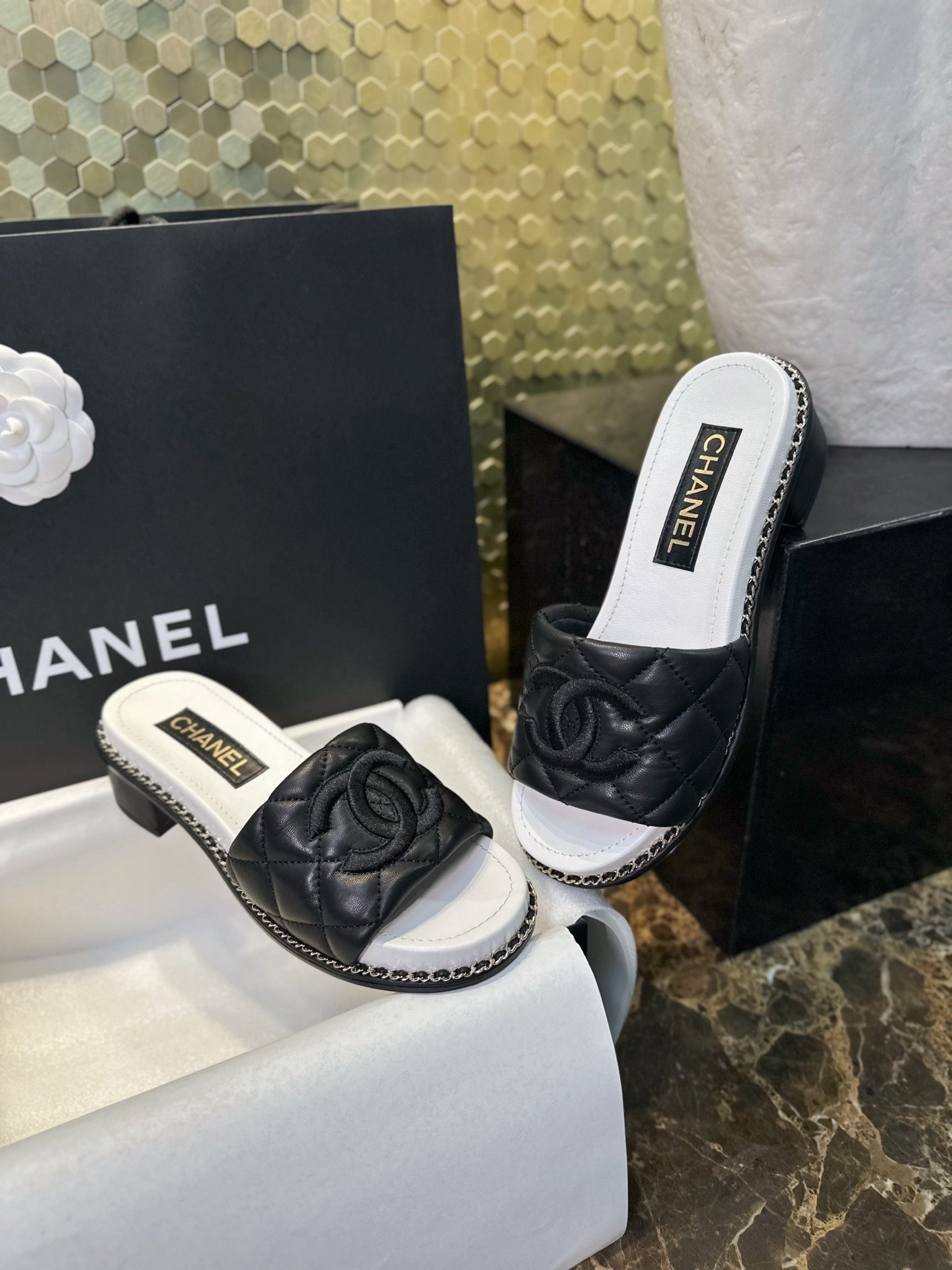Мюли женские в стиле Chanel 25P чёрно-белого цвета