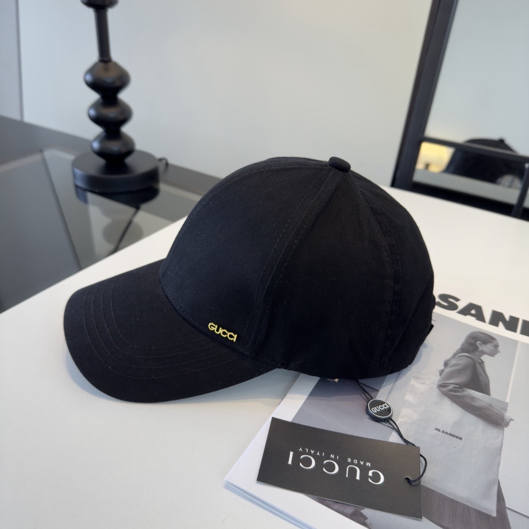 Кепка женская в стиле Gucci из хлопковой ткани чёрного цвета с логотипом