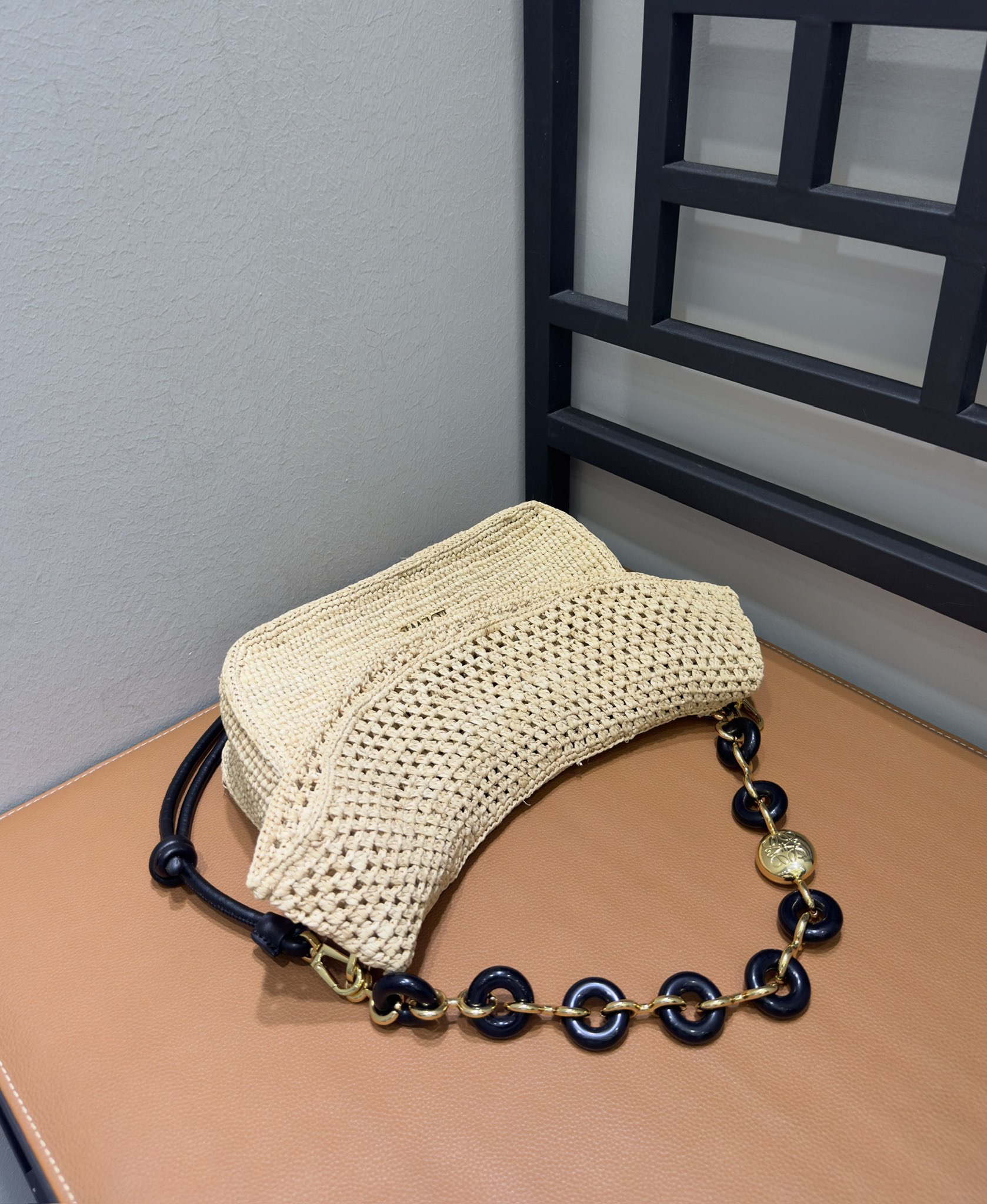 Сумка женская в стиле Loewe Paula’s Ibiza Ola бежевого цвета с цепью