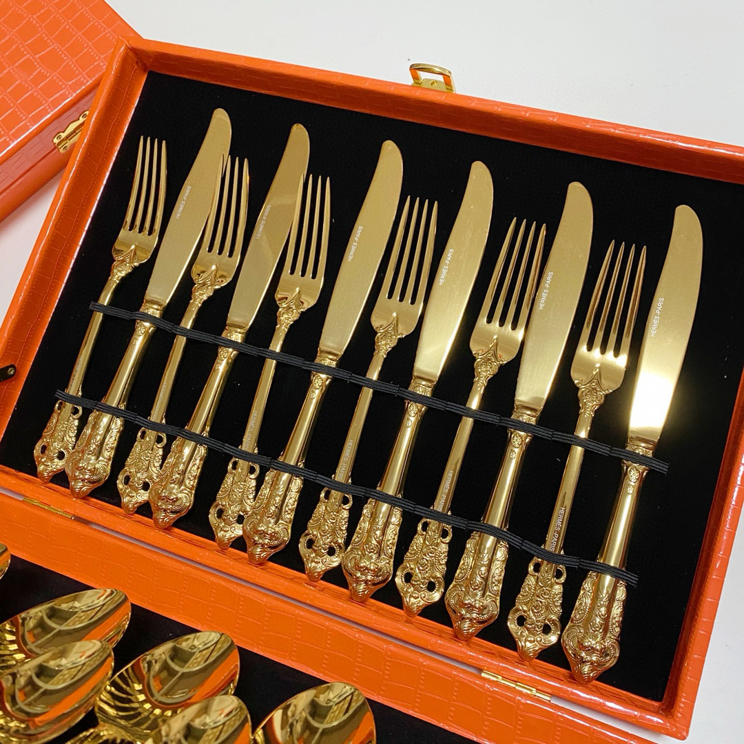 Набор столовых приборов в стиле Hermès  с декоративными ручками в подарочном кейсе (24 предмета) золотого цвета