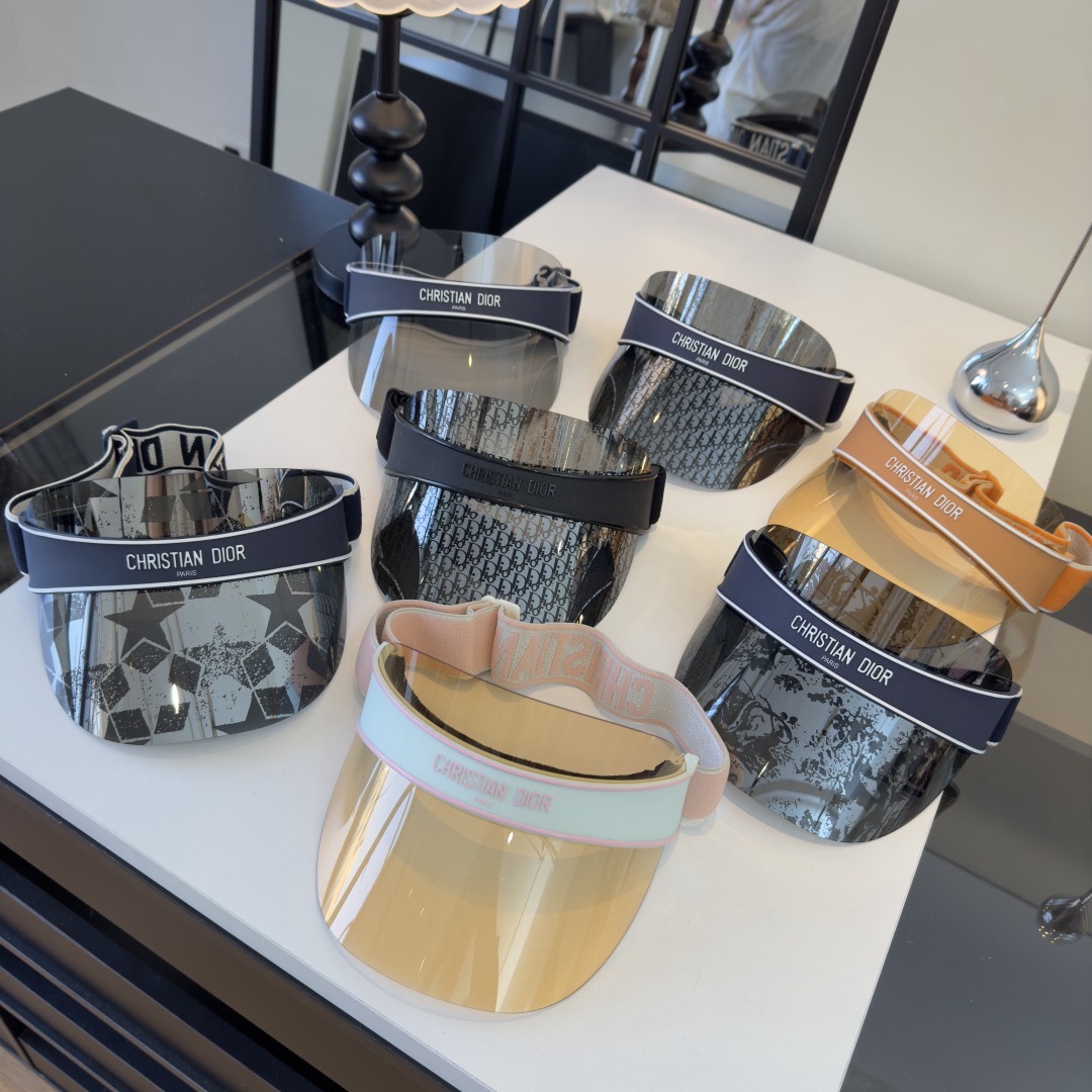 Козырёк женский в стиле Chanel серебристого цвета