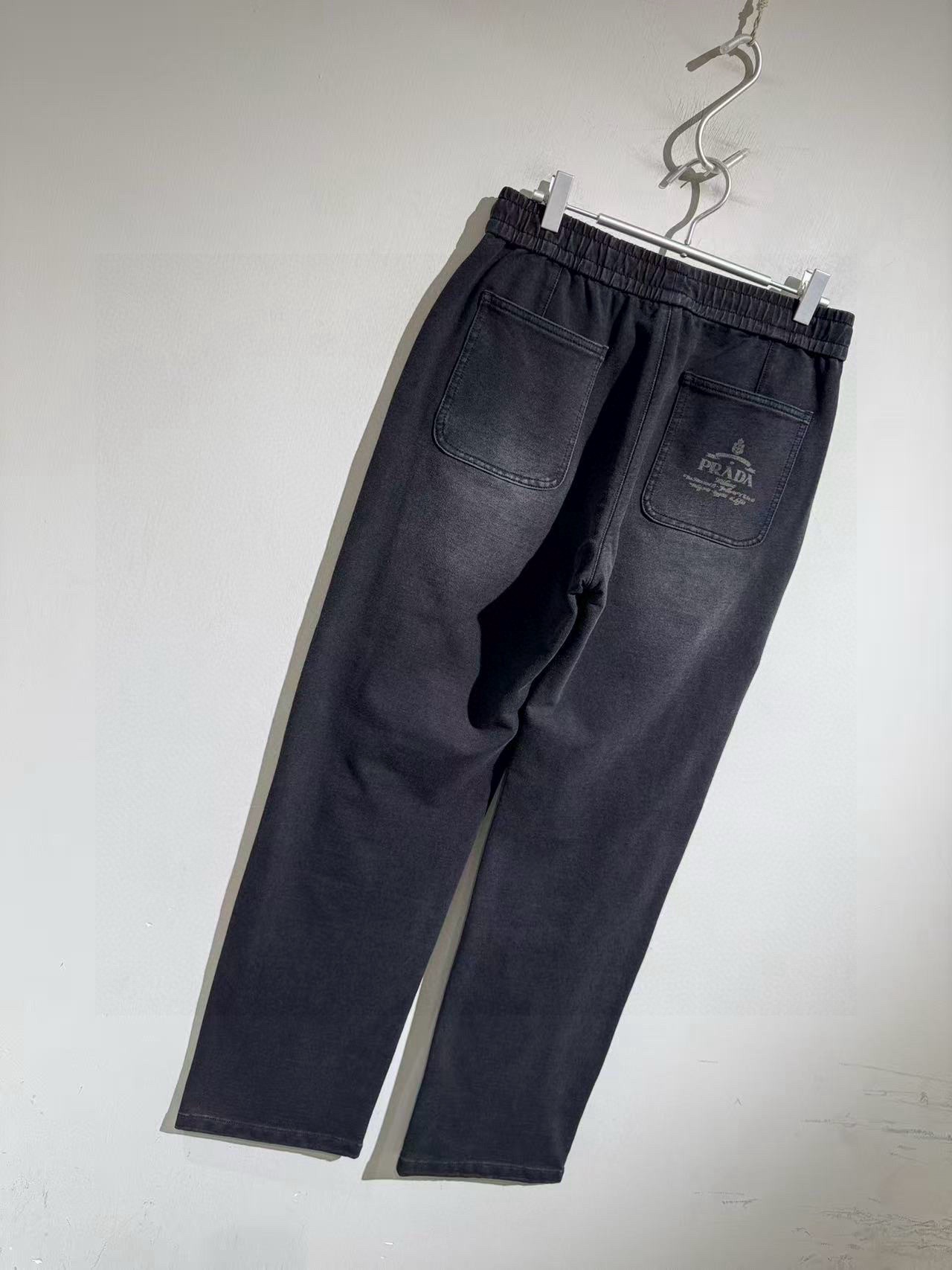 Брюки мужские в стиле Prada из денима тёмно-серого цвета с эластичным поясом