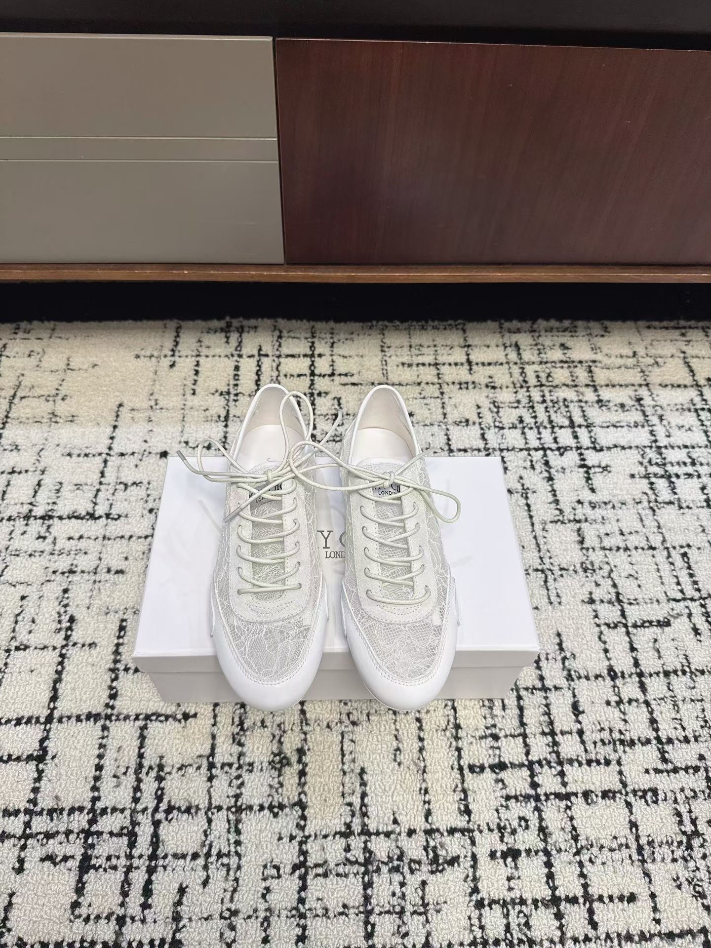 Кроссовки женские в стиле Jimmy Choo белого цвета
