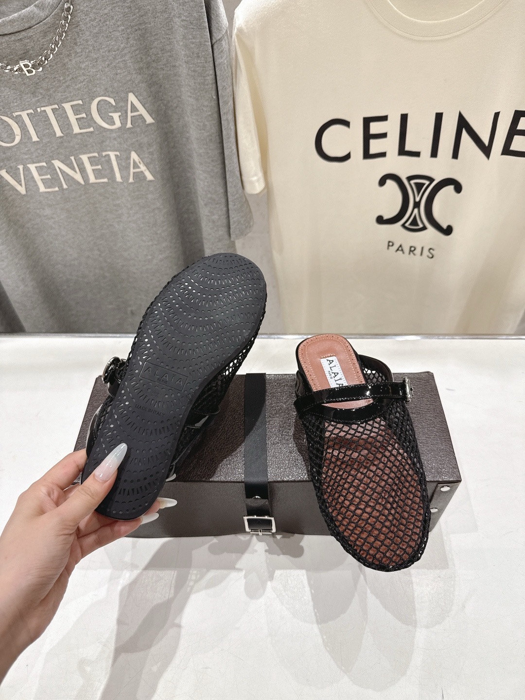 Мюли женские Alaïa Flat Mules in Fishnet чёрного цвета