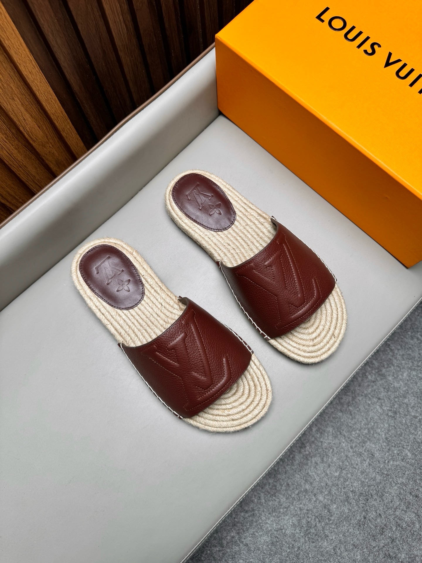 Шлёпанцы мужские в стиле Louis Vuitton бордового цвета