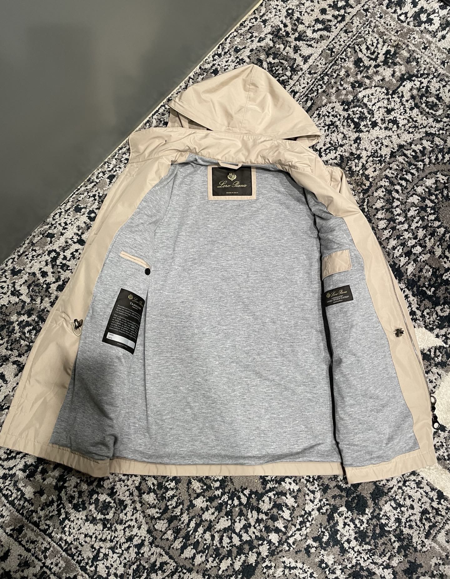 Куртка мужская в стиле Loro Piana из плащевой ткани бежевого цвета