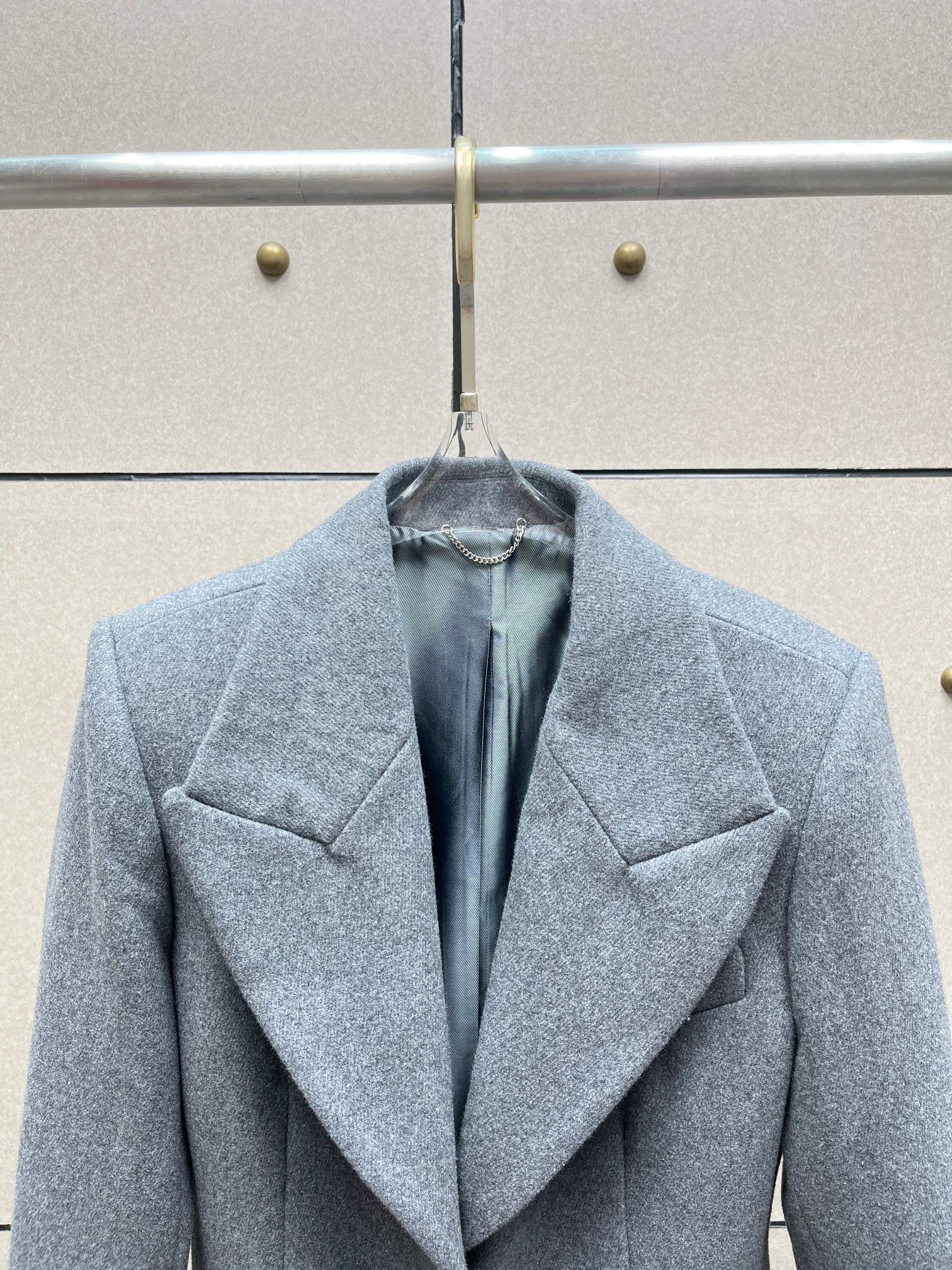 Пальто женское из шерсти серого цвета с классическим кроем и акцентными плечами