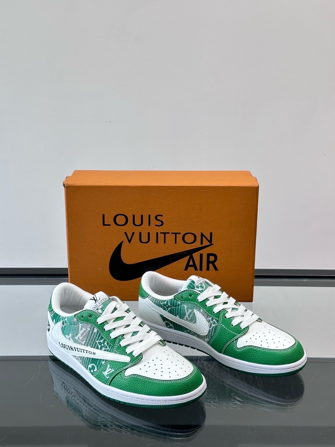 Кроссовки мужские в стиле Louis Vuitton x Nike Dunk Low с принтом зеленого и белого цвета
