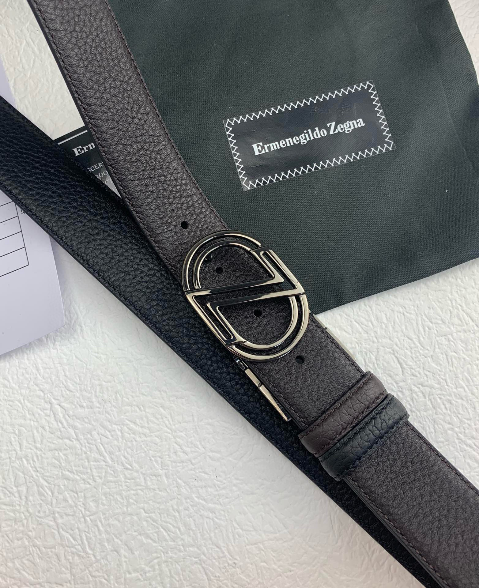 Ремень мужской двусторонний в стиле Ermenegildo Zegna из натуральной кожи чёрного и тёмно-коричневого цвета с фирменной пряжкой шириной 3.5 см